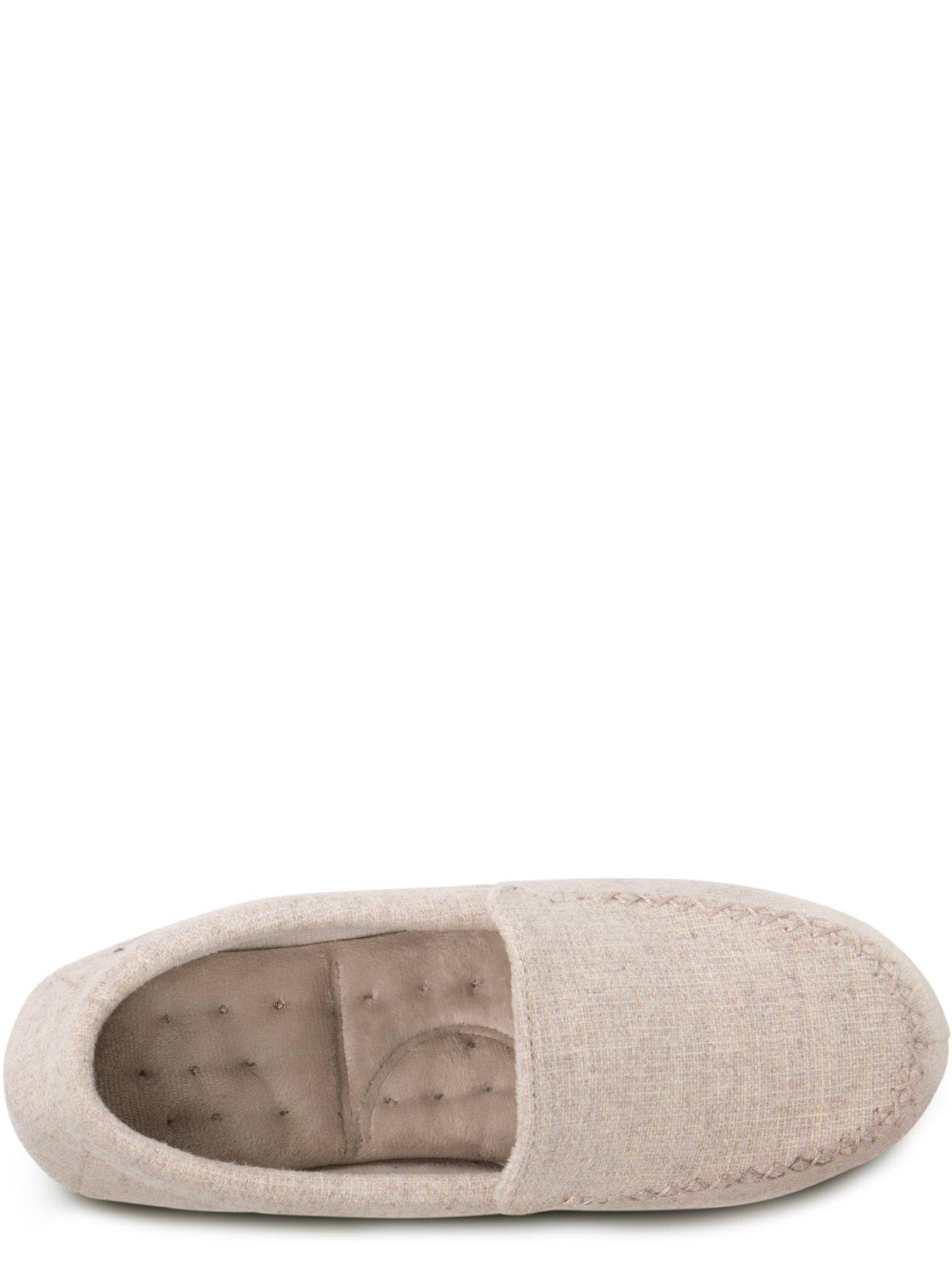 totes-totes-isotoner-textured-moccasin-slippers-beigeoutfit