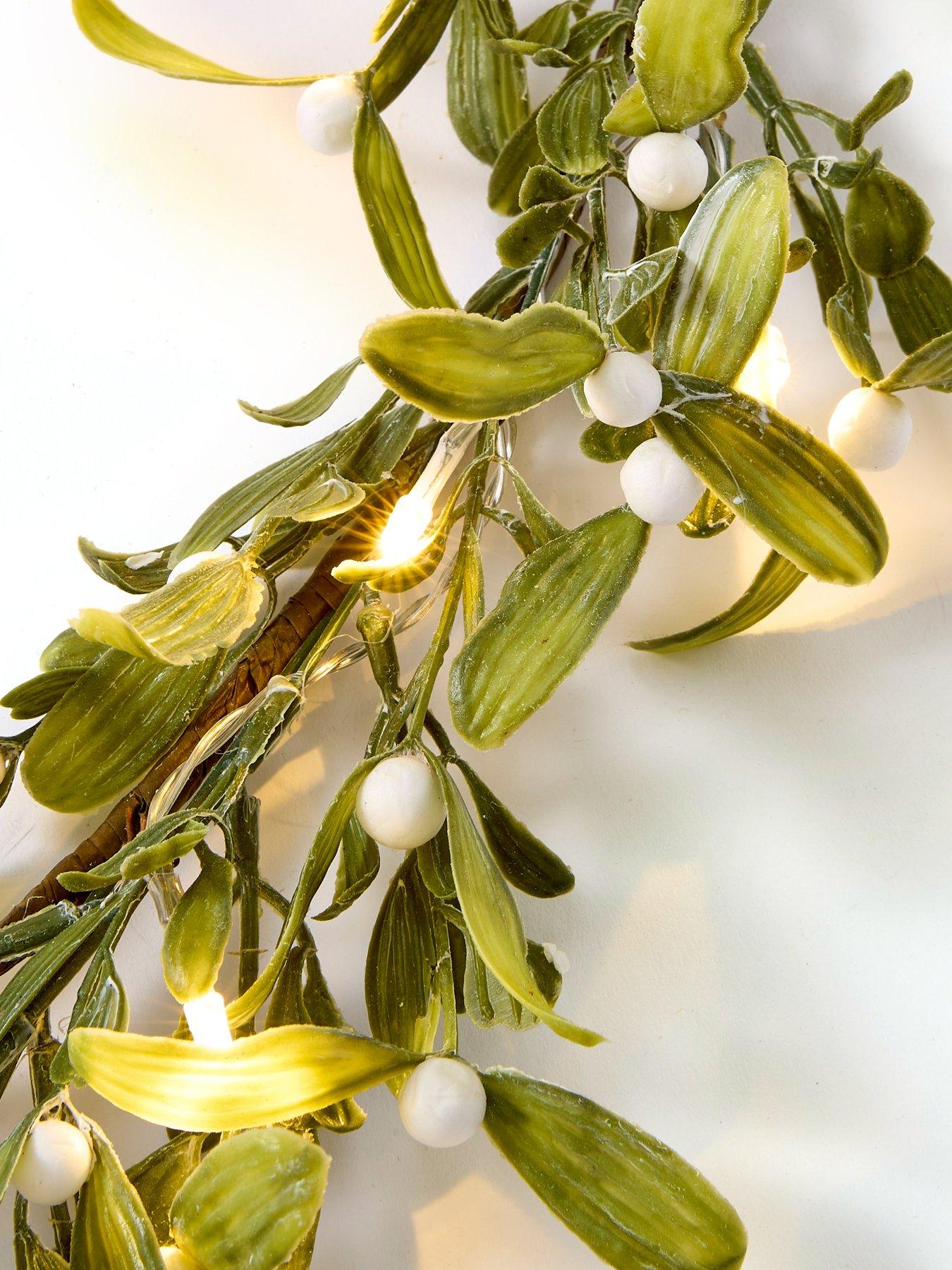very-home-9ft-pre-lit-mistletoe-garlandoutfit