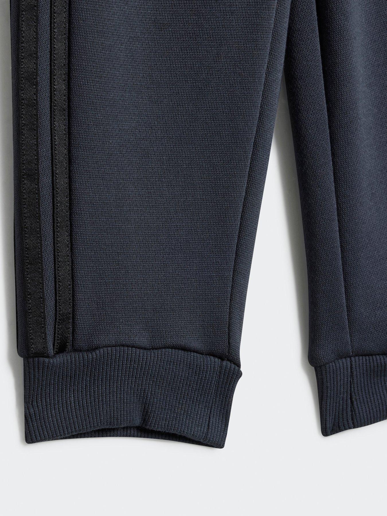 adidas-junior-manchester-united-tracksuit-blackdetail