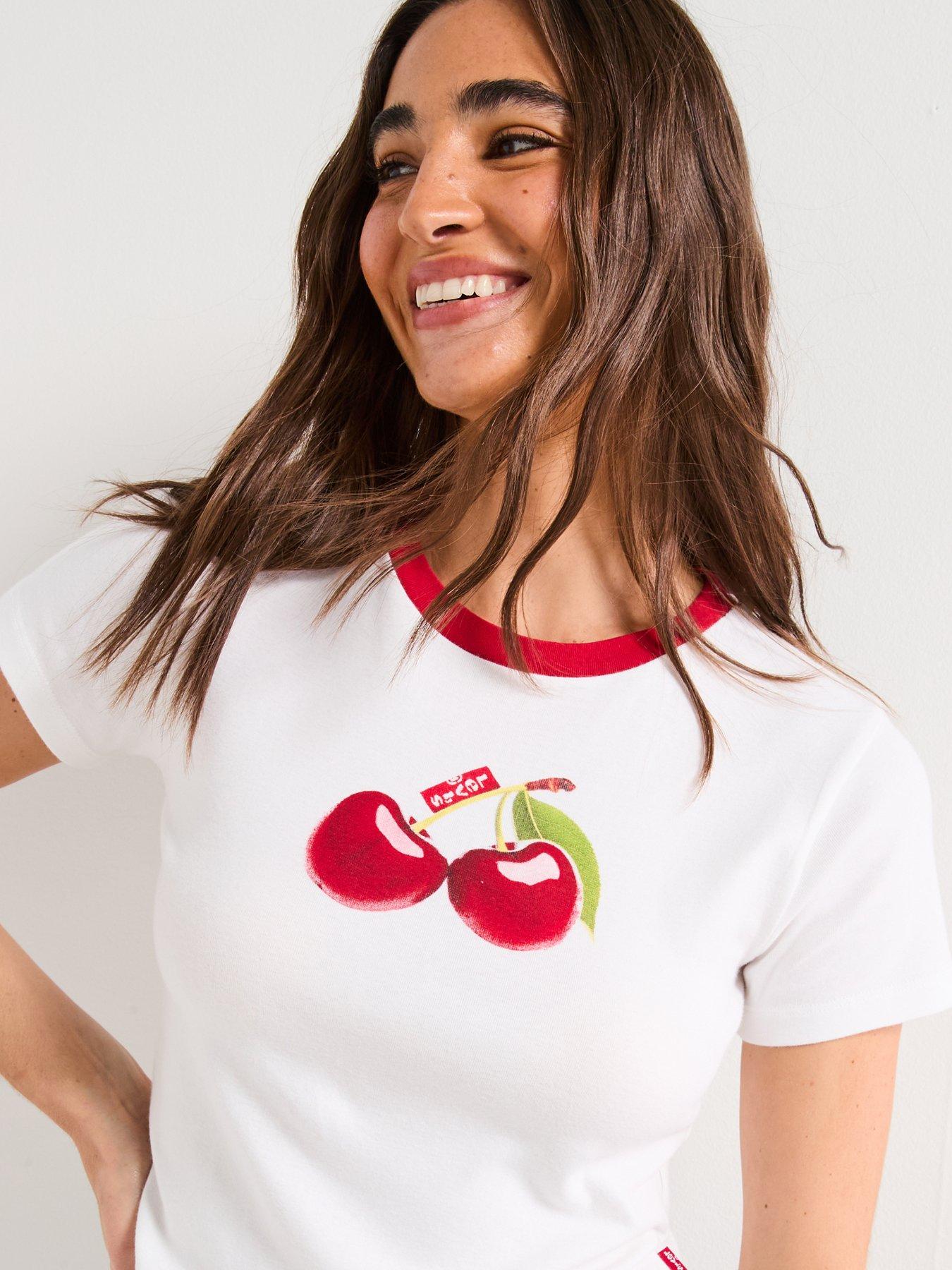 levis-graphic-essential-sporty-tee-photo-fruit-cherry-bright-whiteoutfit