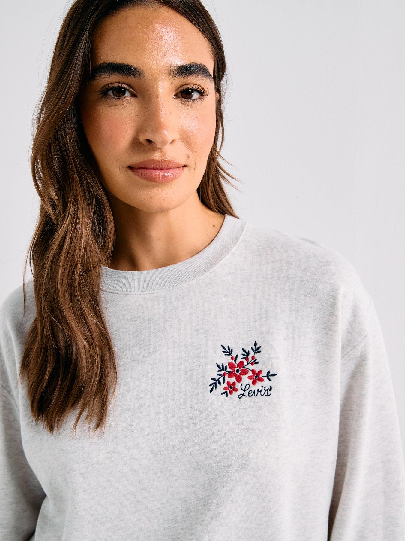 levis-graphic-everyday-crew-sweatshirt-crew-vicki-floral-embroidery-orbit-heather-grayoutfit