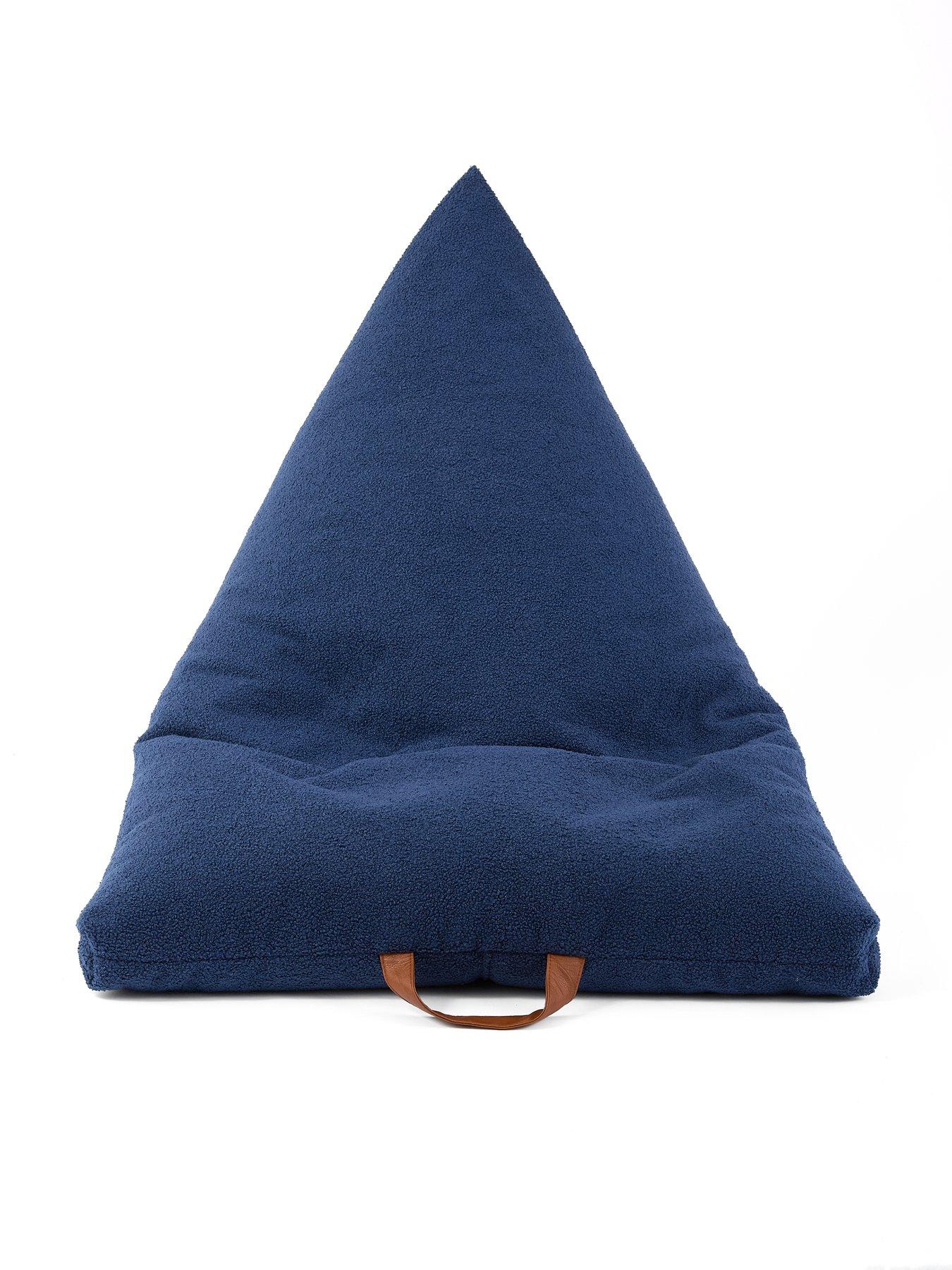 kaikoo-boucle-triangle-beanbag--blueoutfit