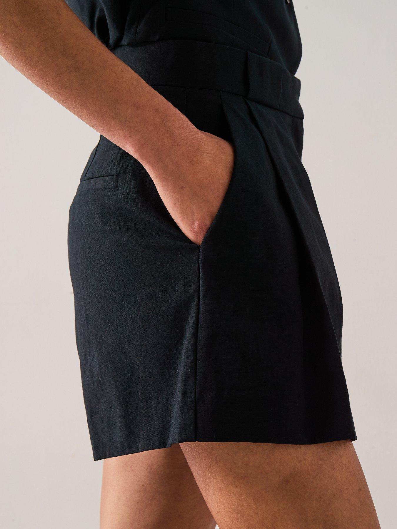 mango-pleated-suit-shorts-blackoutfit