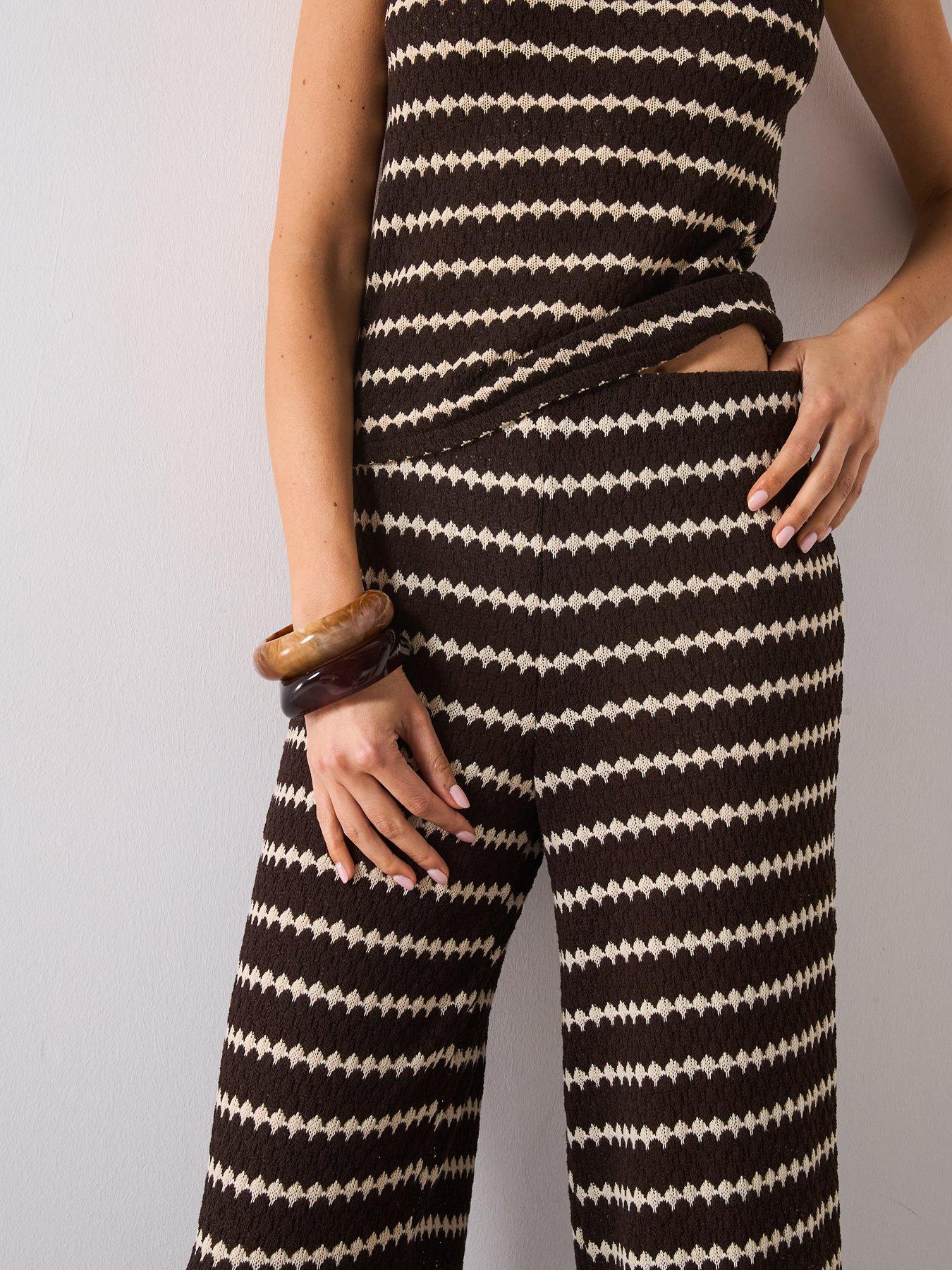 mango-knitted-trousers-with-geometric-print-browndetail