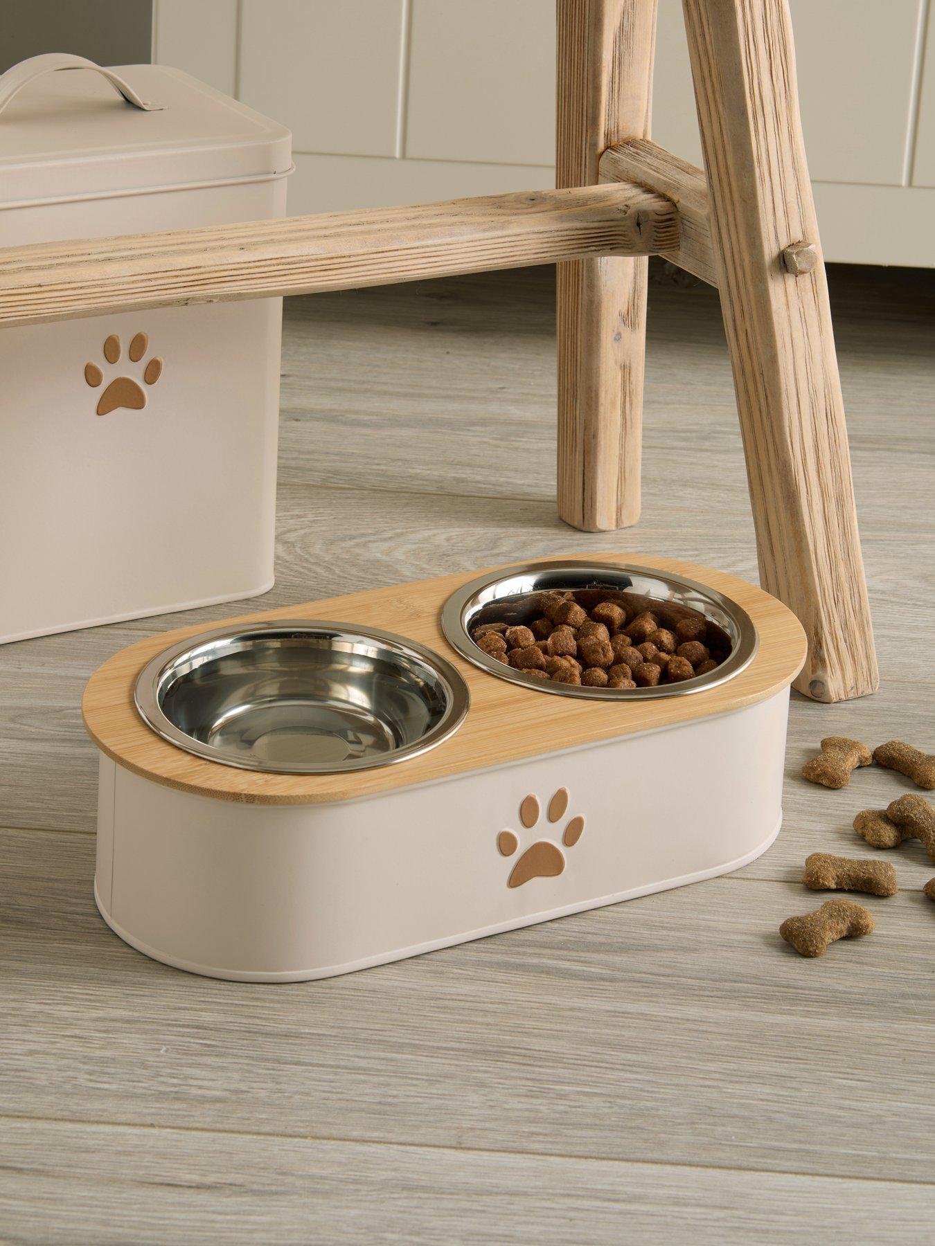 michelle-keegan-home-pet-food-water