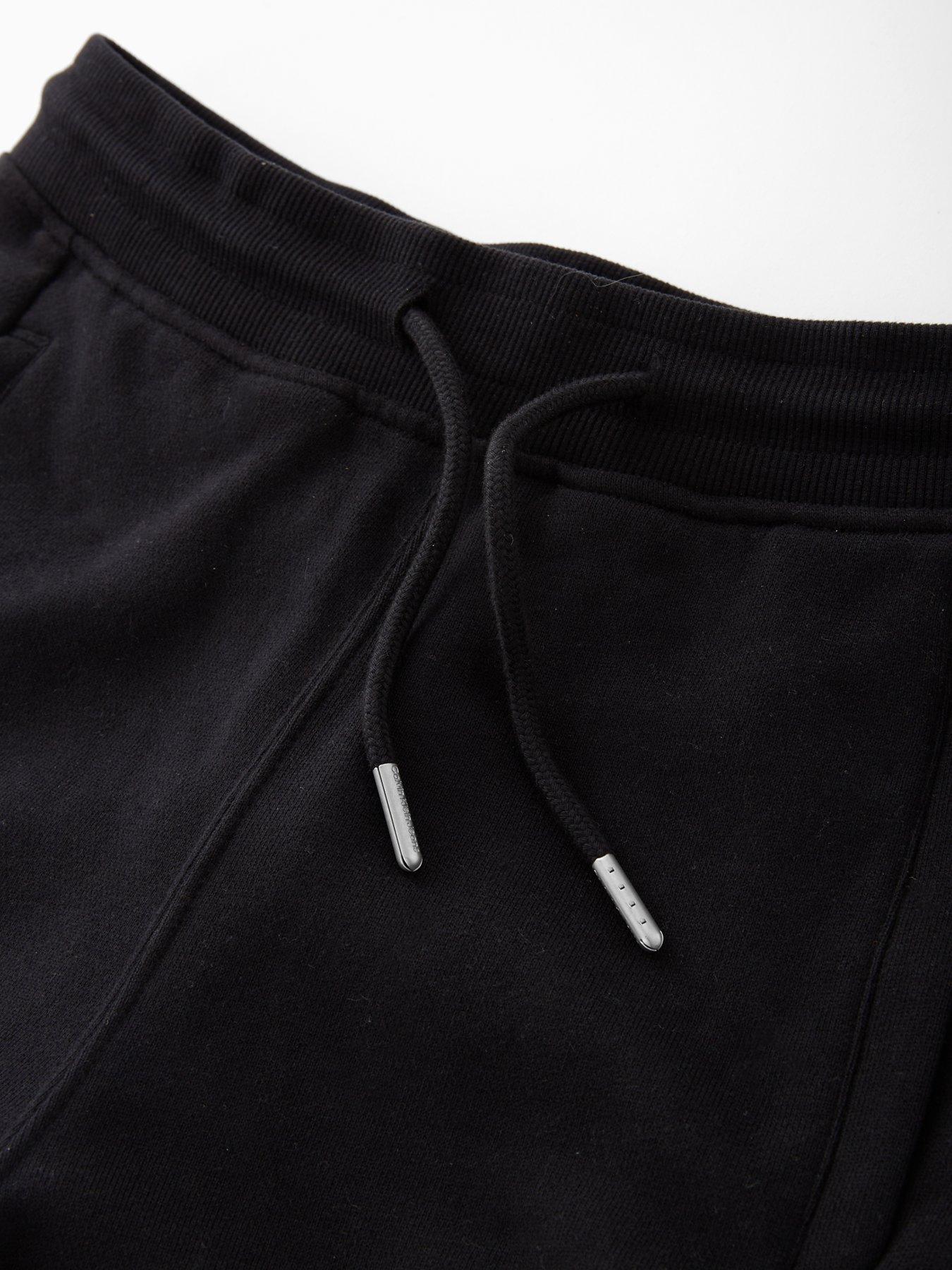 calvin-klein-jeans-boys-badge-relaxed-sweatpants-blackoutfit