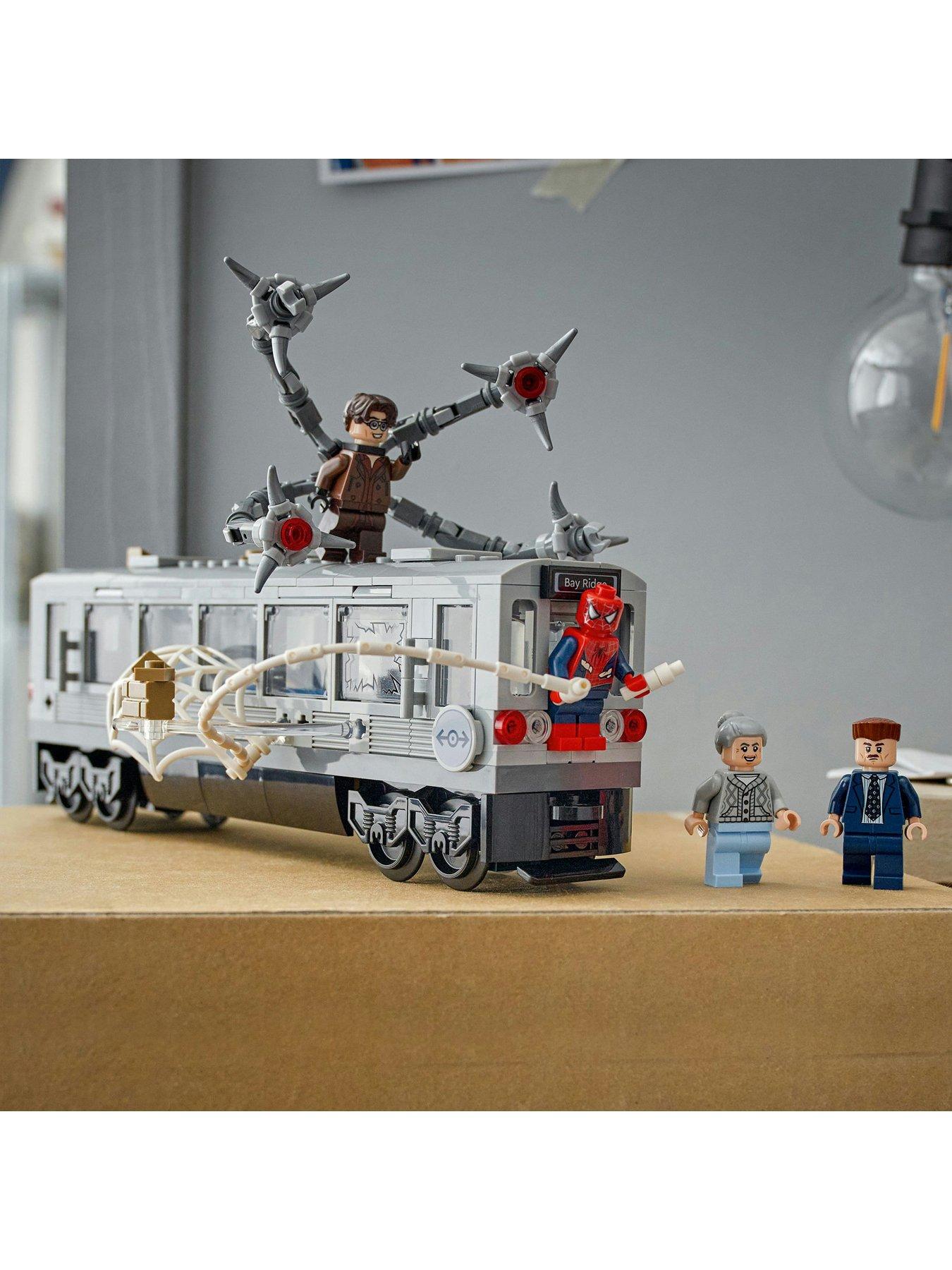 lego-marvel-spider-man-vs-doc-ock-subway-train-scene-76321detail