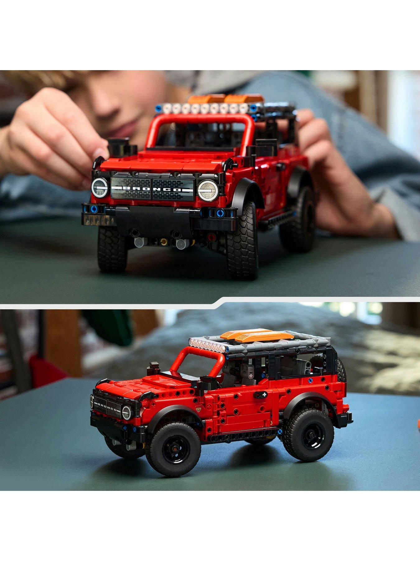 lego-technic-ford-bronco-suv-off-road-car-toy-42213detail
