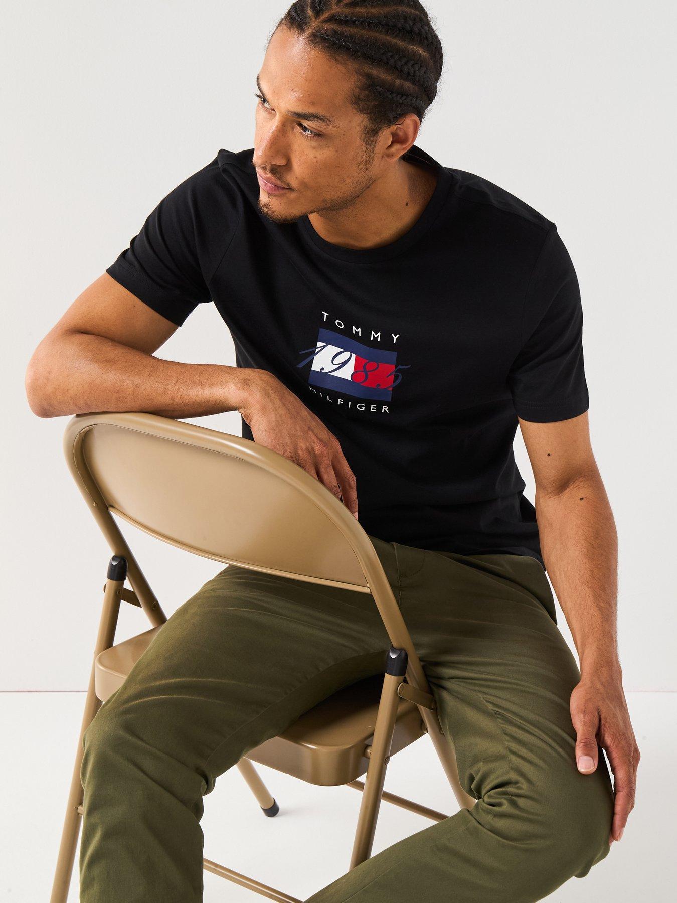 tommy-hilfiger-linear-flag-graphic-t-shirt-blackoutfit