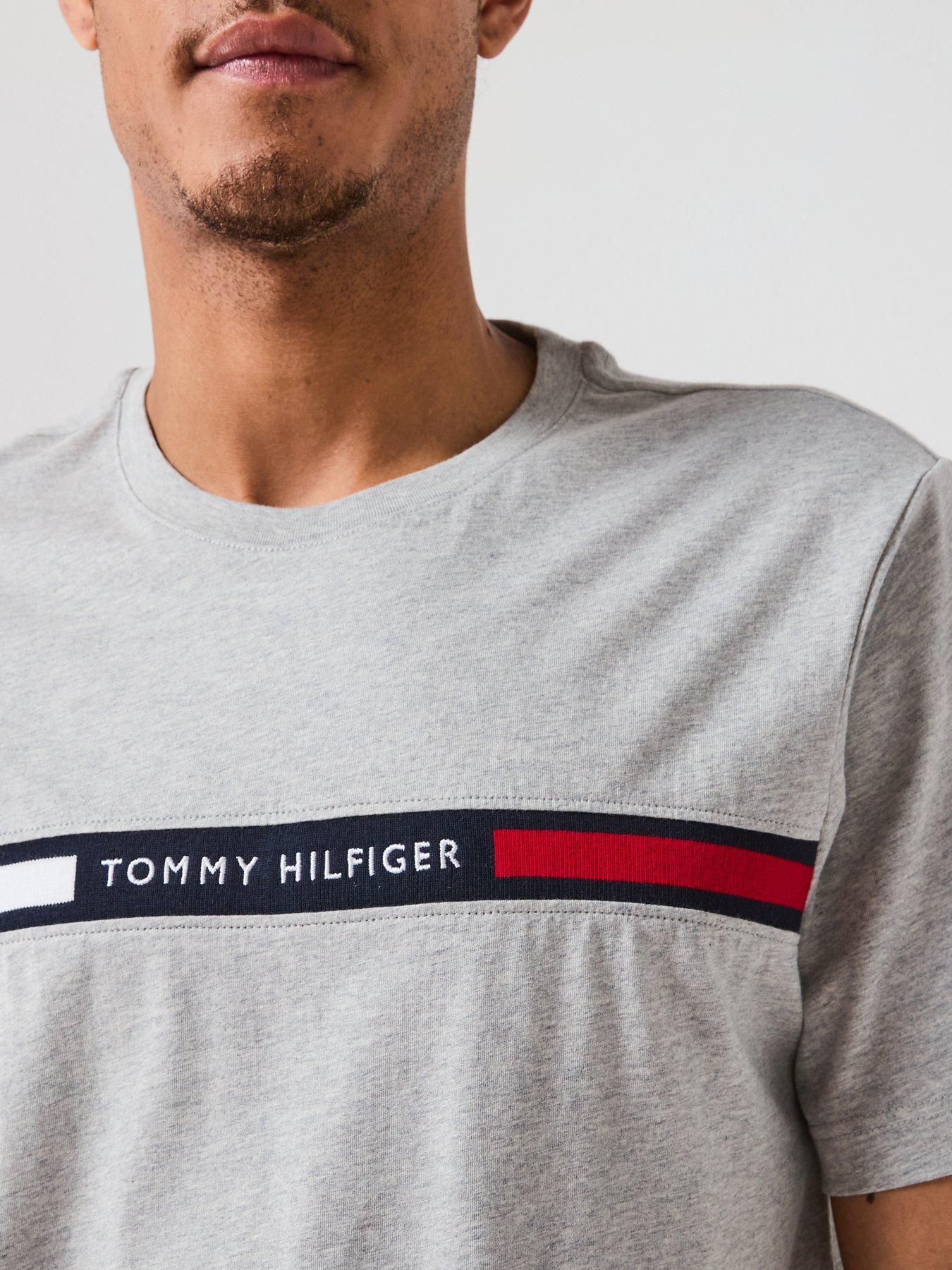 tommy-hilfiger-regular-fit-chest-stripe-t-shirt-light-greyoutfit