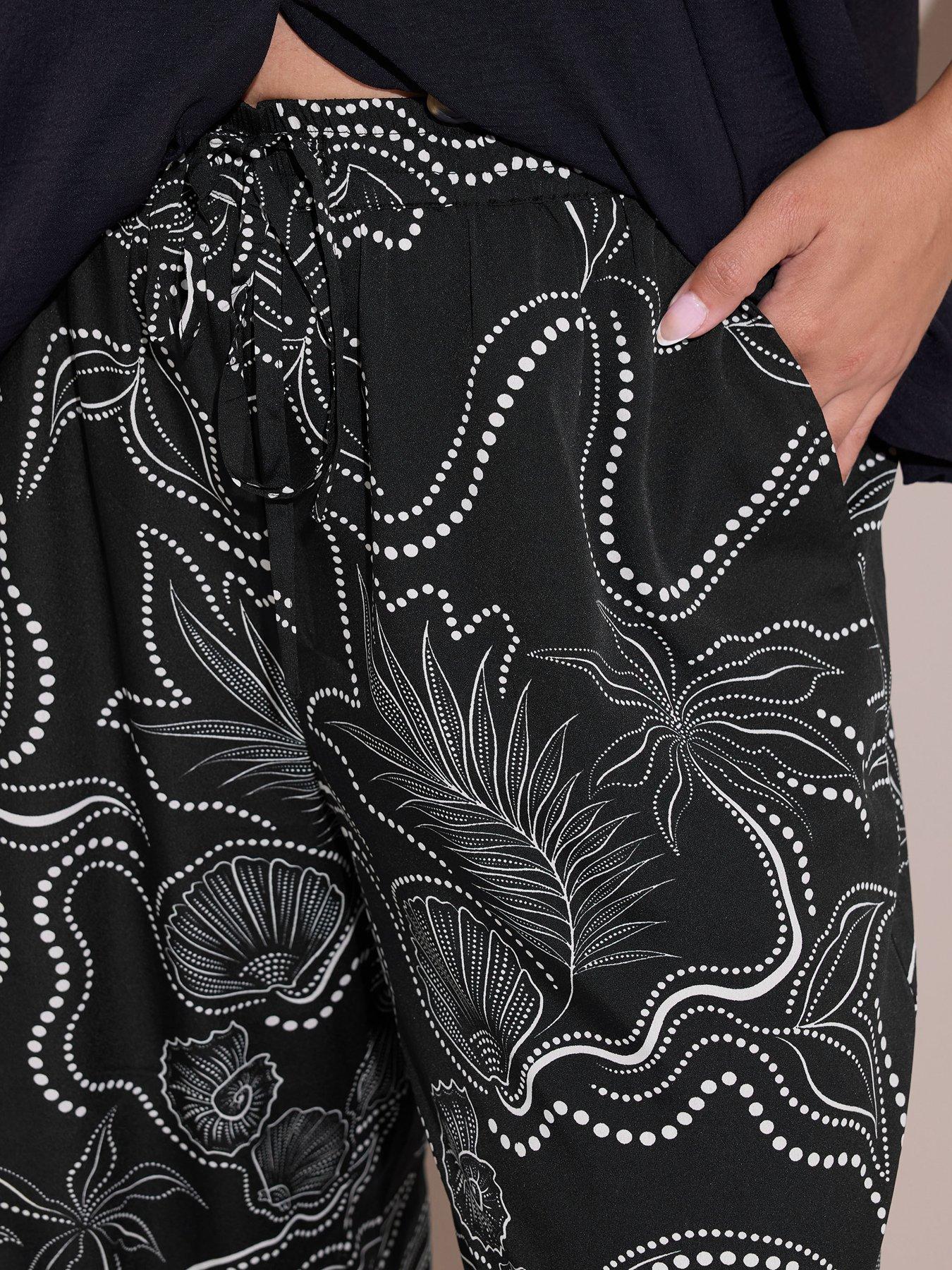 Image 4 of 5 of Yours Curve Shell Print Wide Leg Trouser - Black