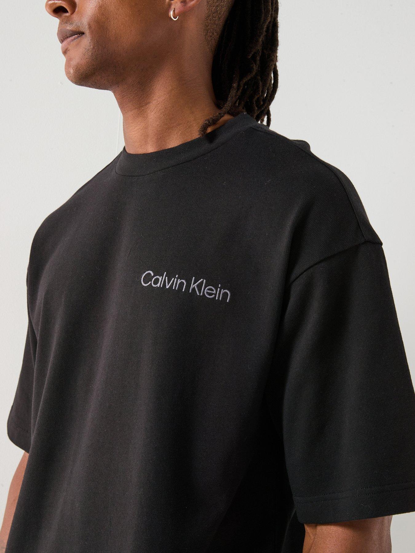 calvin-klein-loungewear-central-logo-t-shirt-blackoutfit