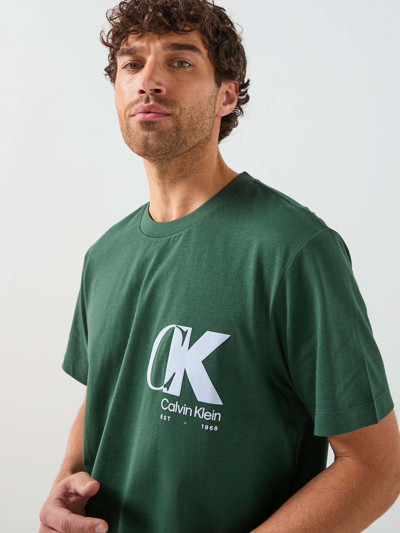 calvin-klein-ck-overlap-logo-graphic-t-shirt-dark-greenoutfit
