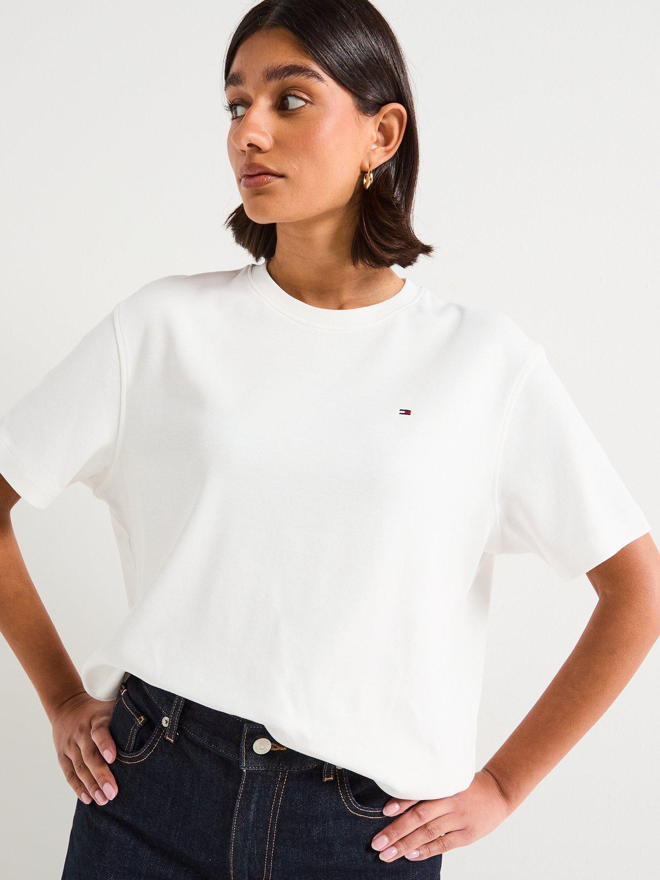 tommy-hilfiger-modern-interlock-boxy-short-sleeve-t-shirt-beigeoutfit