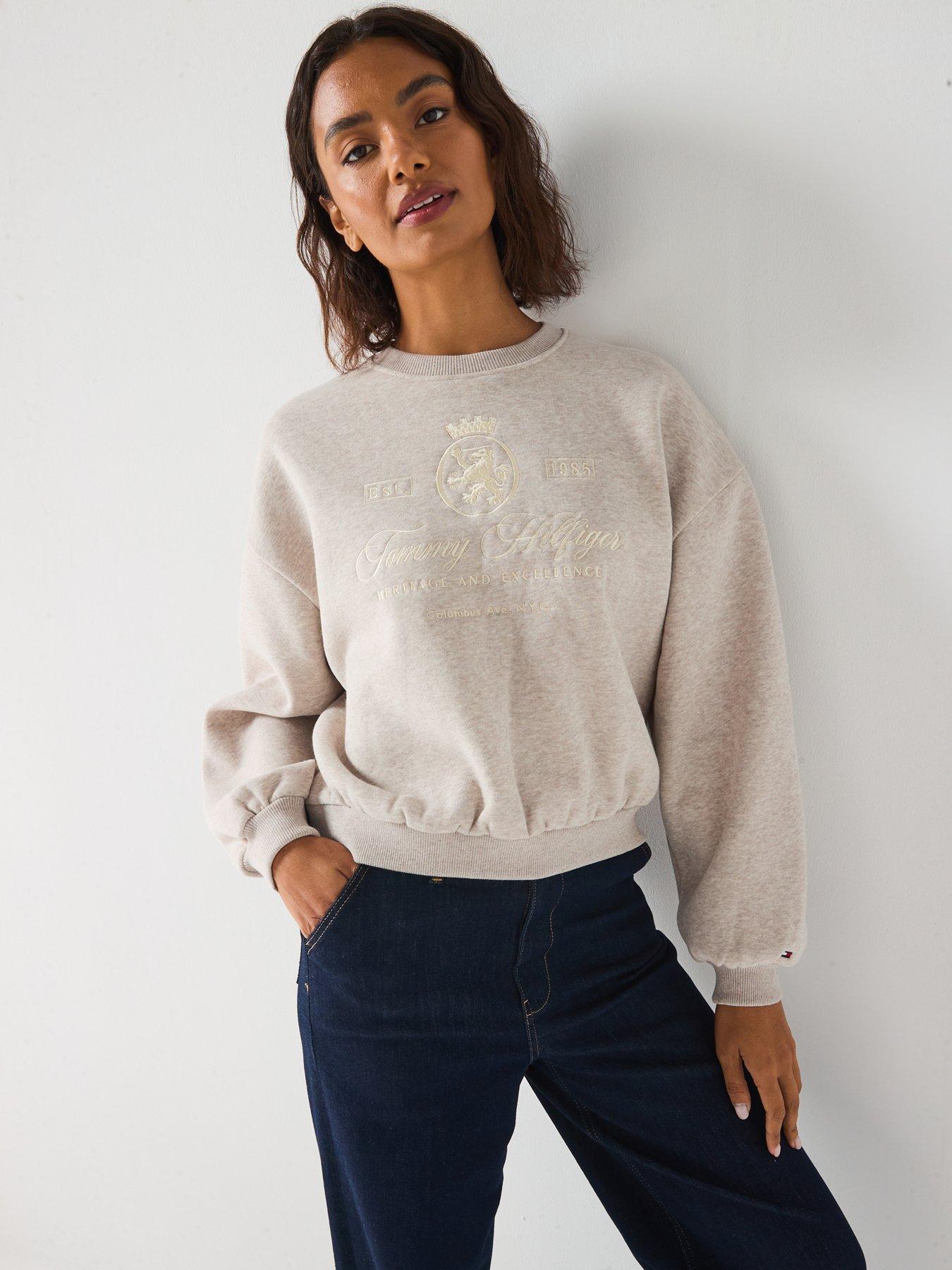 tommy-hilfiger-varsity-crest-fleece-sweatshirt-beigeoutfit