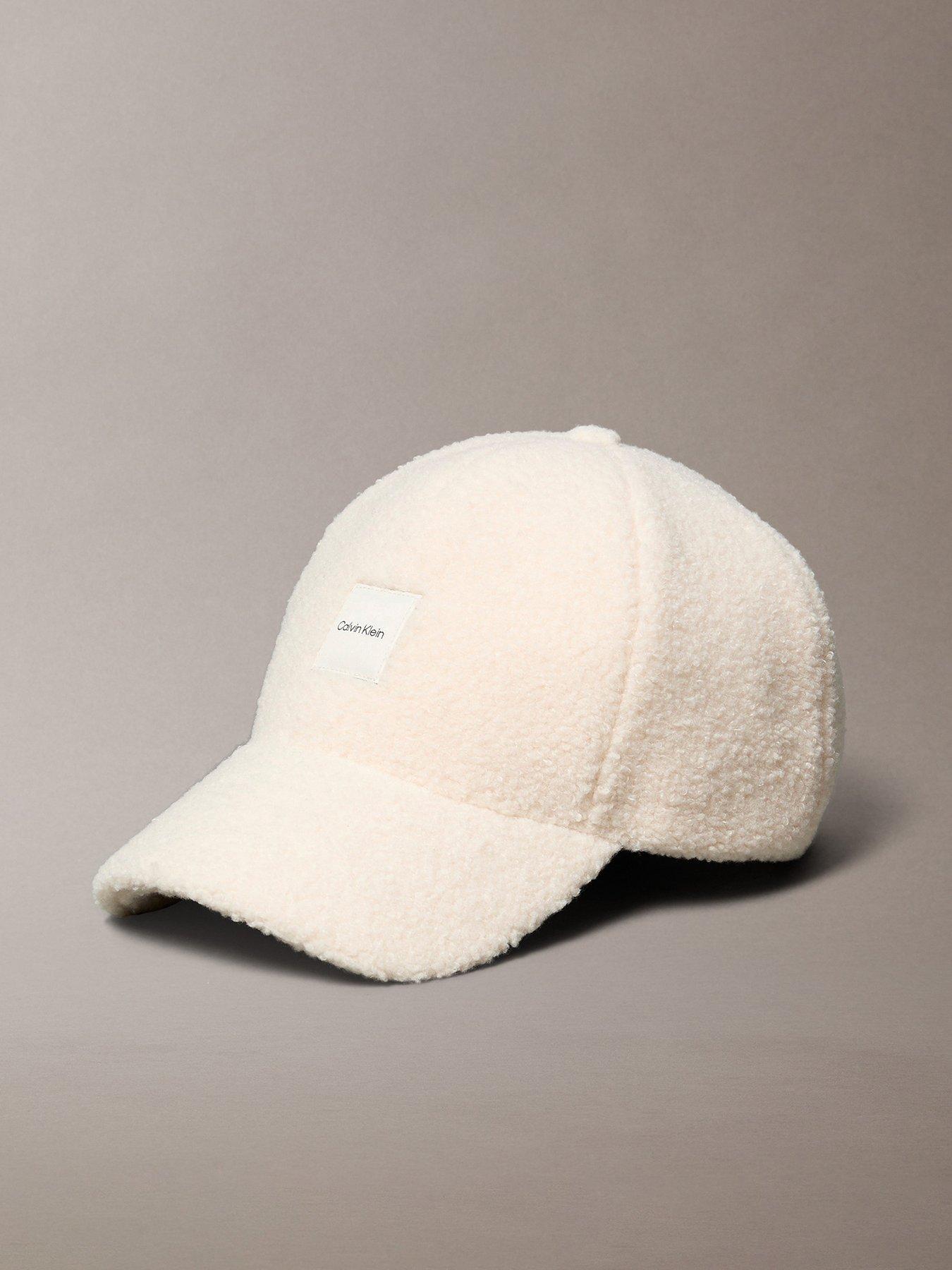 calvin-klein-teddy-boucle-ck-patch-cap-beige