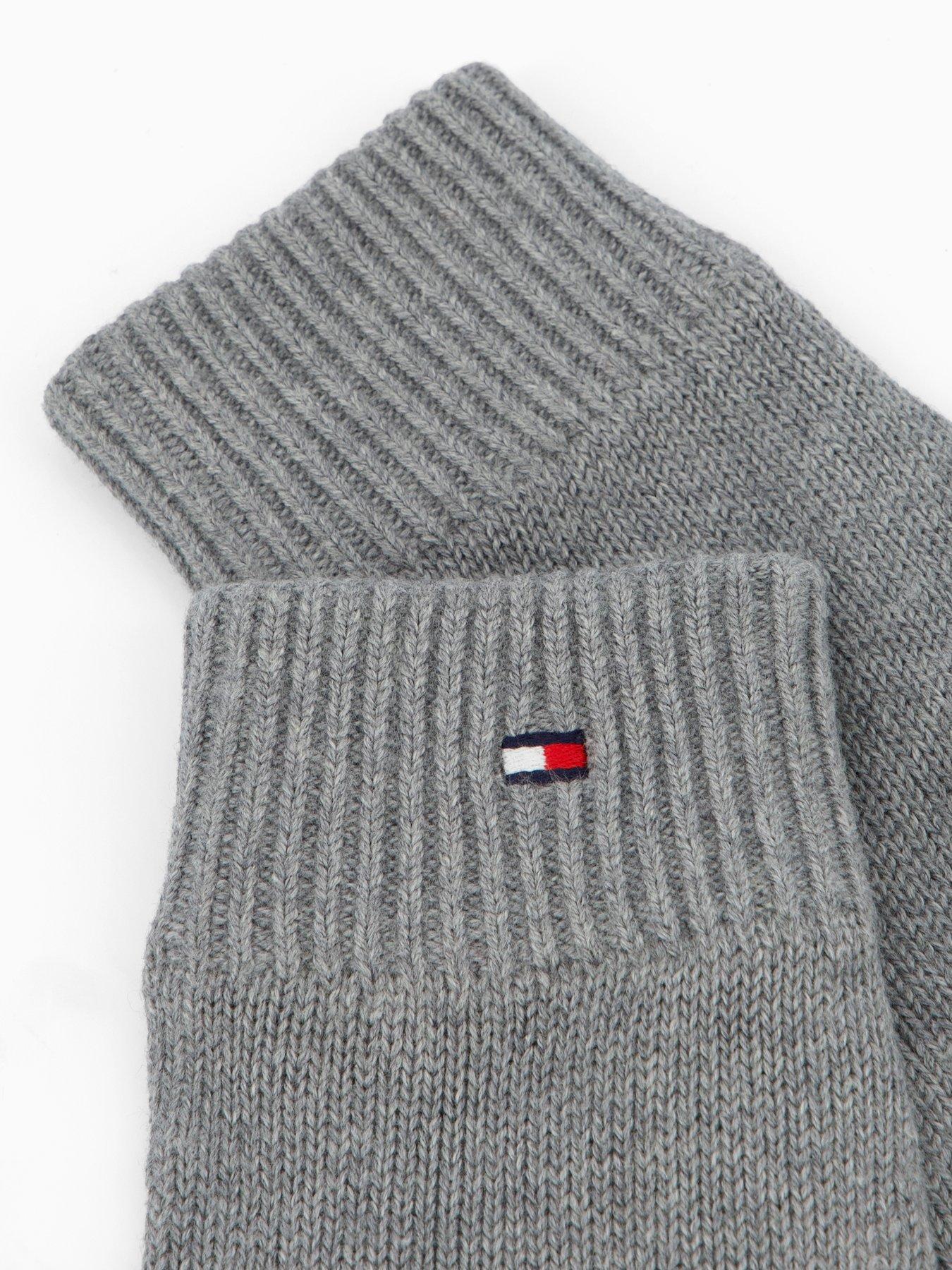 tommy-hilfiger-essentials-flag-knitted-gloves-greyoutfit