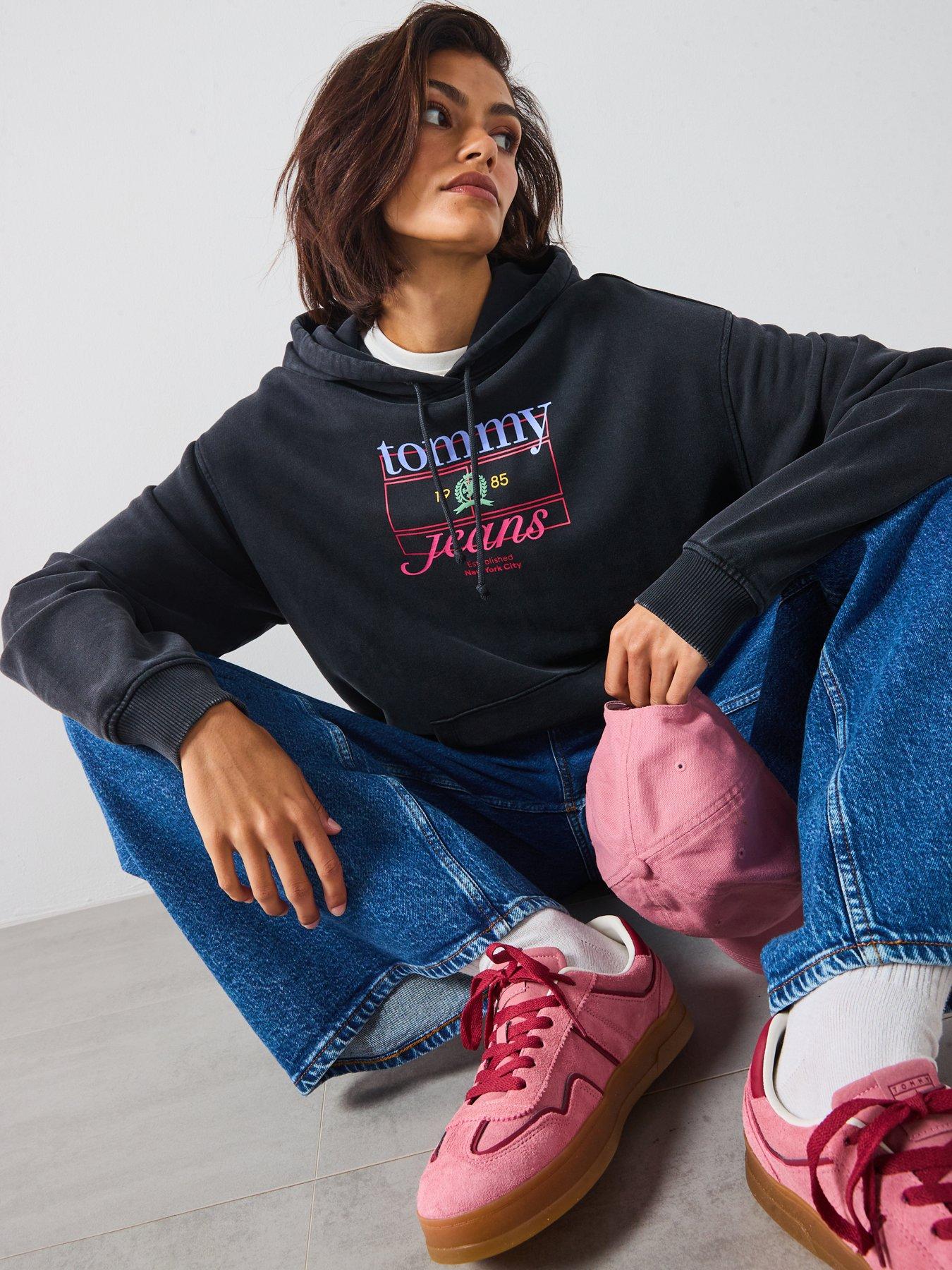 tommy-jeans-crest-flag-hoodie-blackoutfit