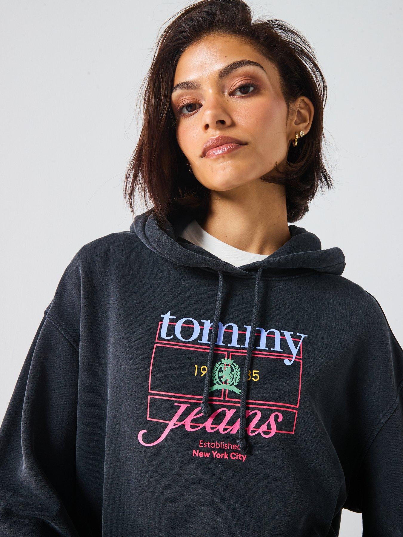 tommy-jeans-crest-flag-hoodie-blackdetail