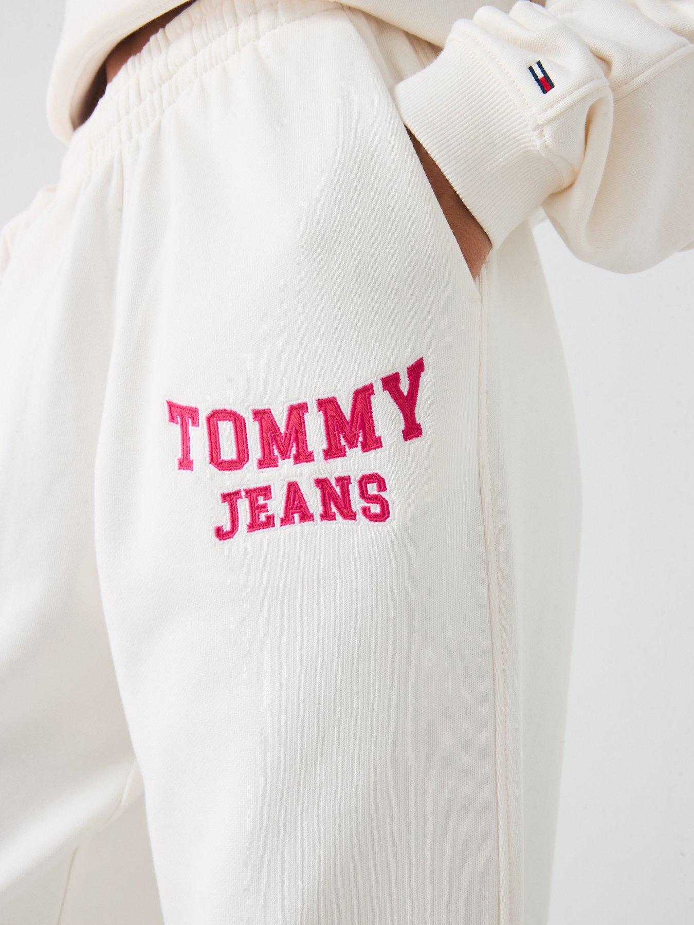 tommy-jeans-varsity-joggers-whiteoutfit