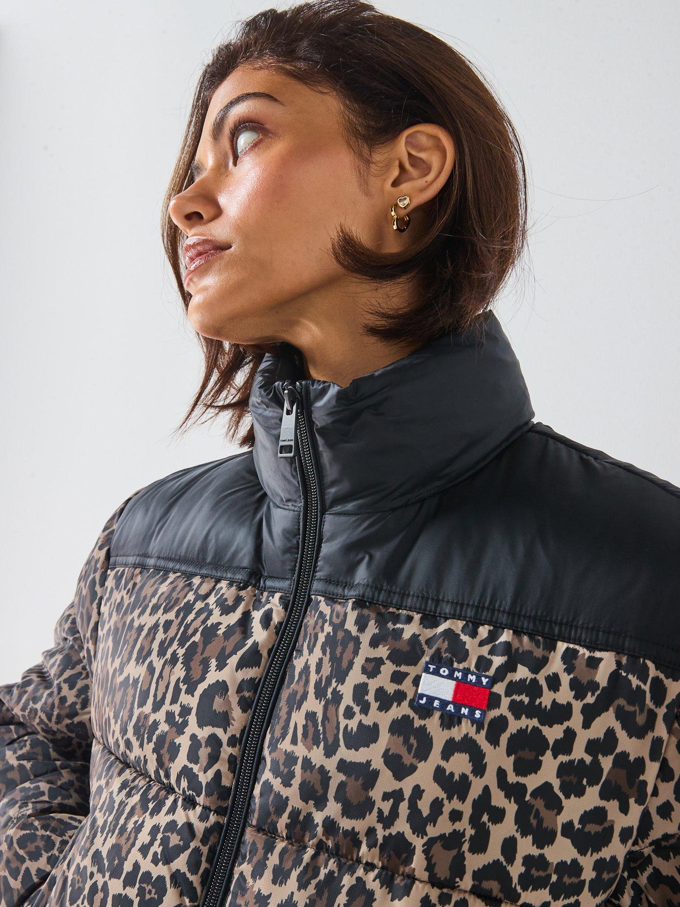 tommy-jeans-cropped-leopard-puffer-coat-brownoutfit