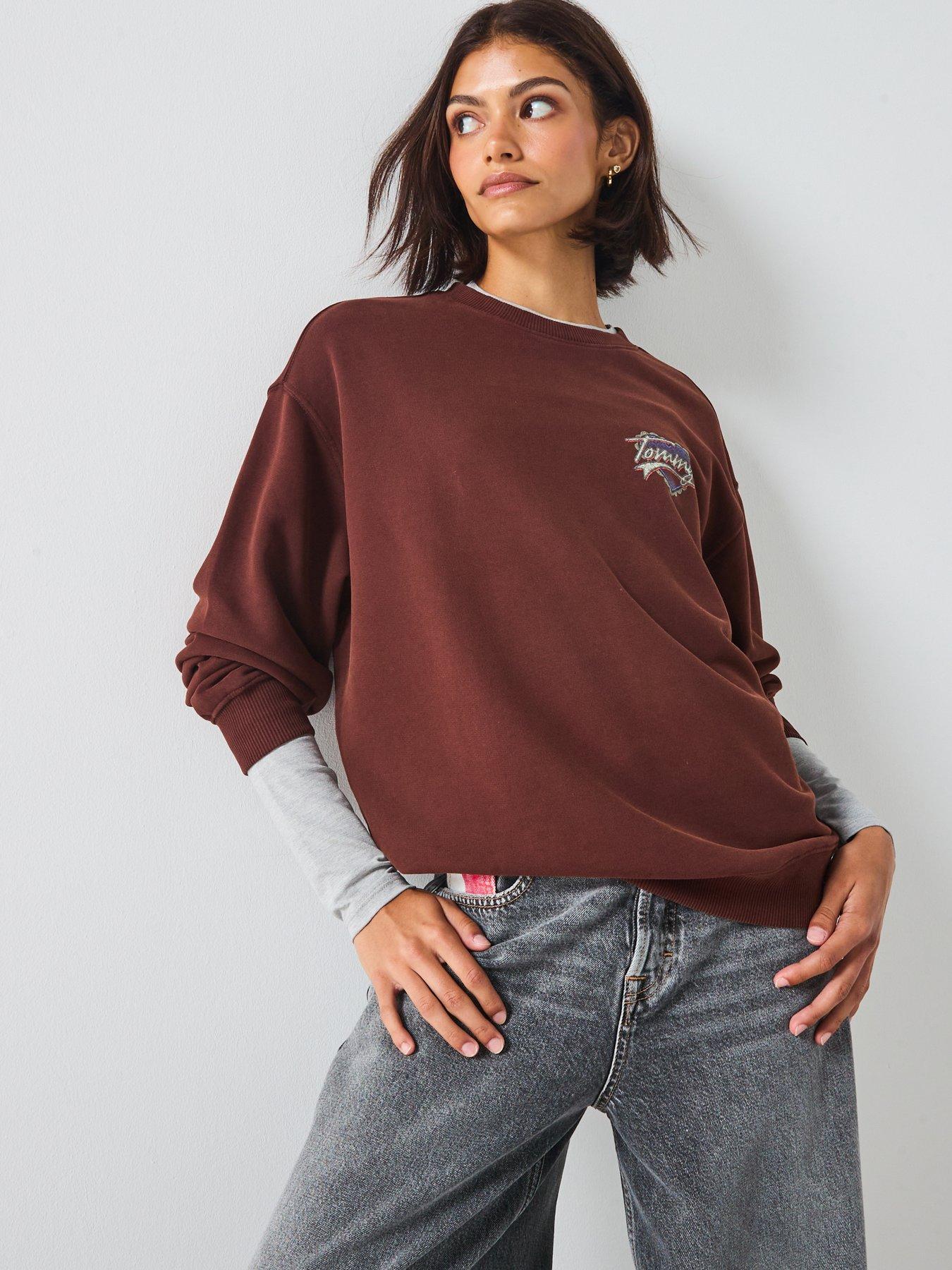 tommy-jeans-heart-logo-crew-sweater-brownstillFront