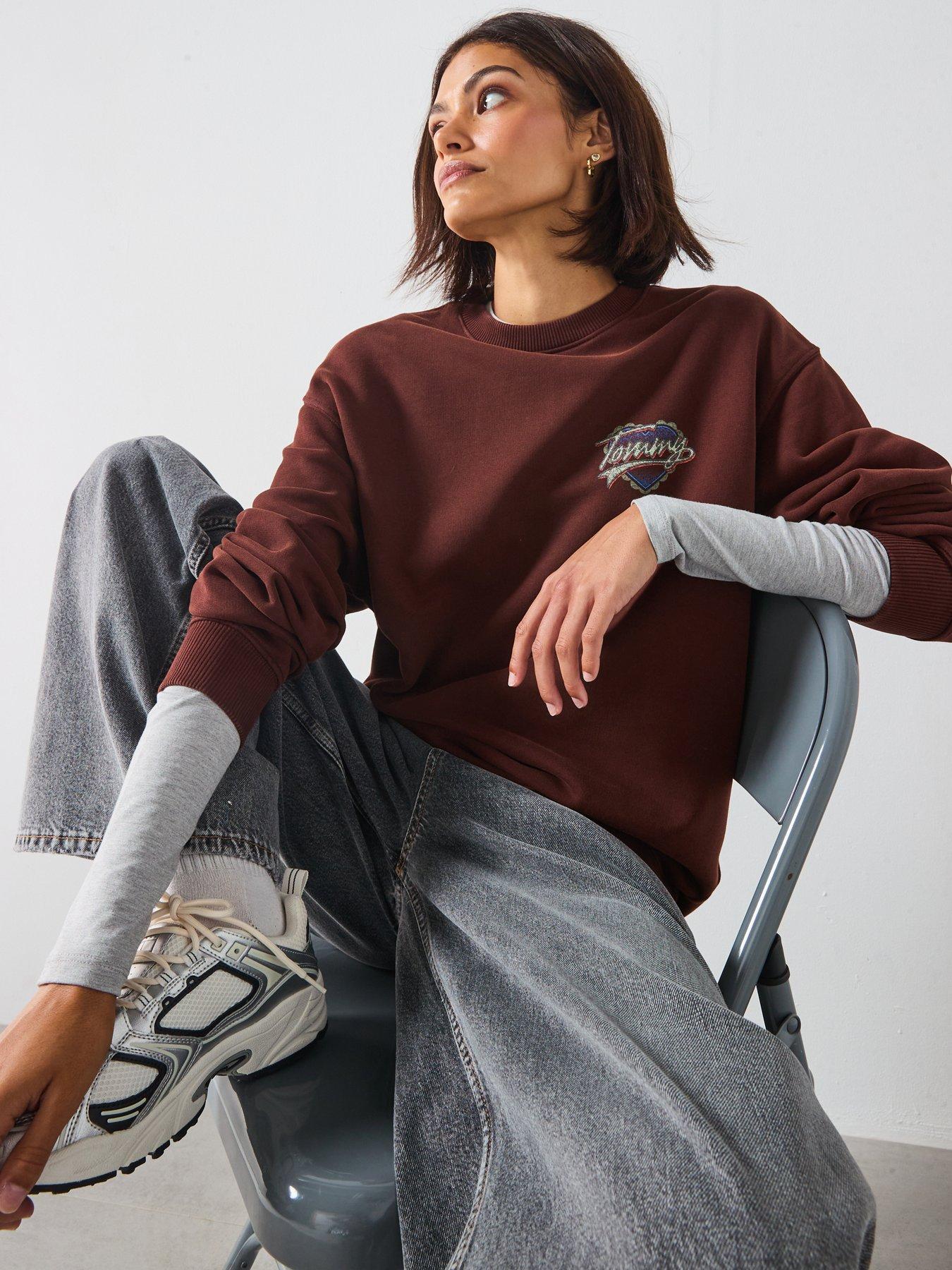 tommy-jeans-heart-logo-crew-sweater-brownoutfit