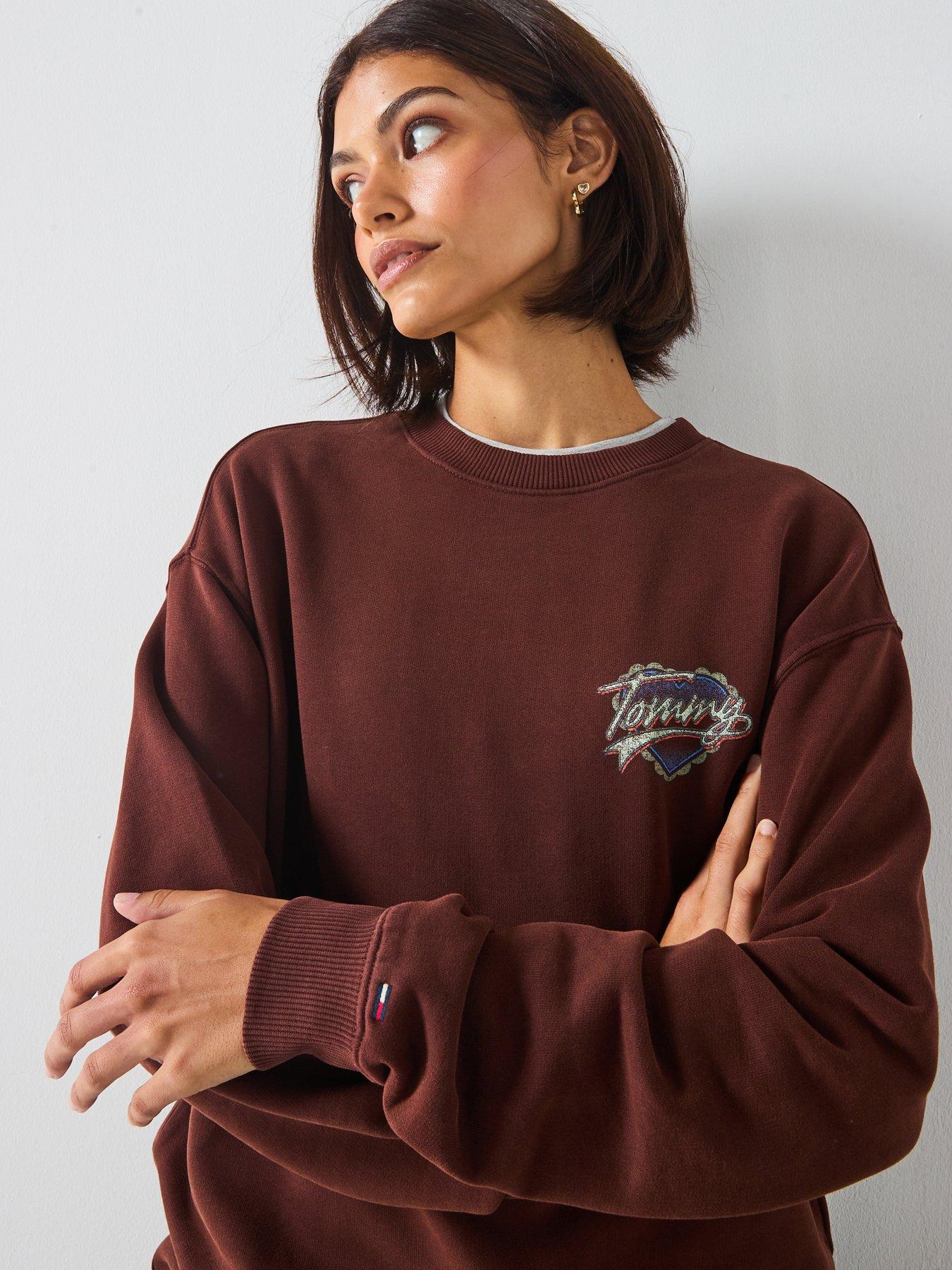 tommy-jeans-heart-logo-crew-sweater-browndetail