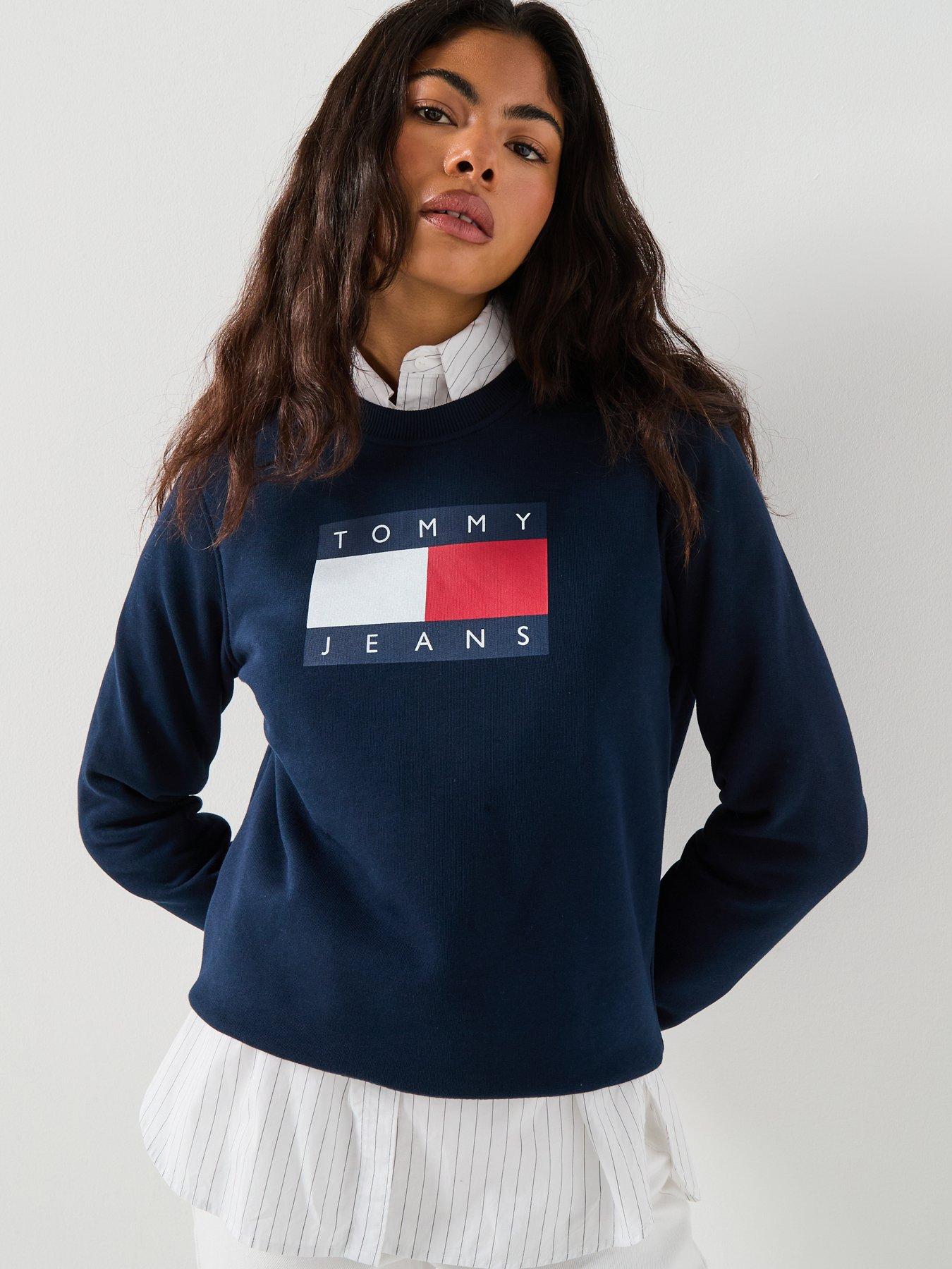 tommy-jeans-flag-crew-sweater-blueoutfit