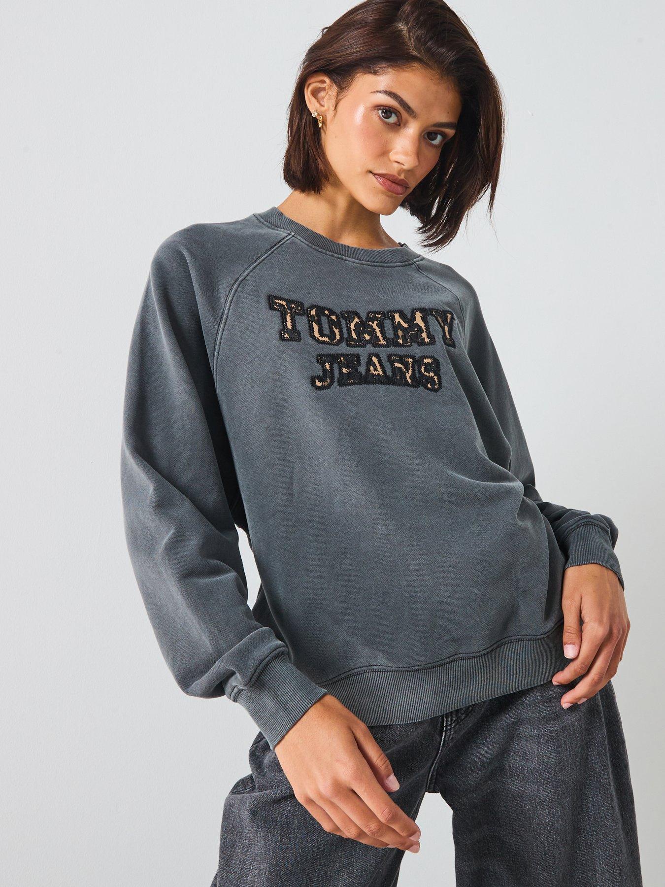 tommy-jeans-leopard-slogan-varsity-crew-sweater-black