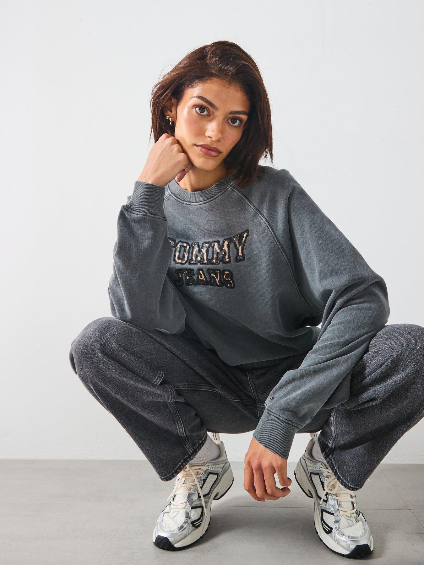 tommy-jeans-leopard-slogan-varsity-crew-sweater-blackoutfit