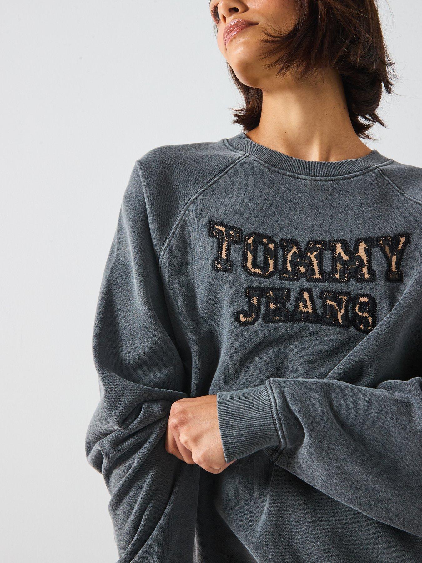tommy-jeans-leopard-slogan-varsity-crew-sweater-blackdetail