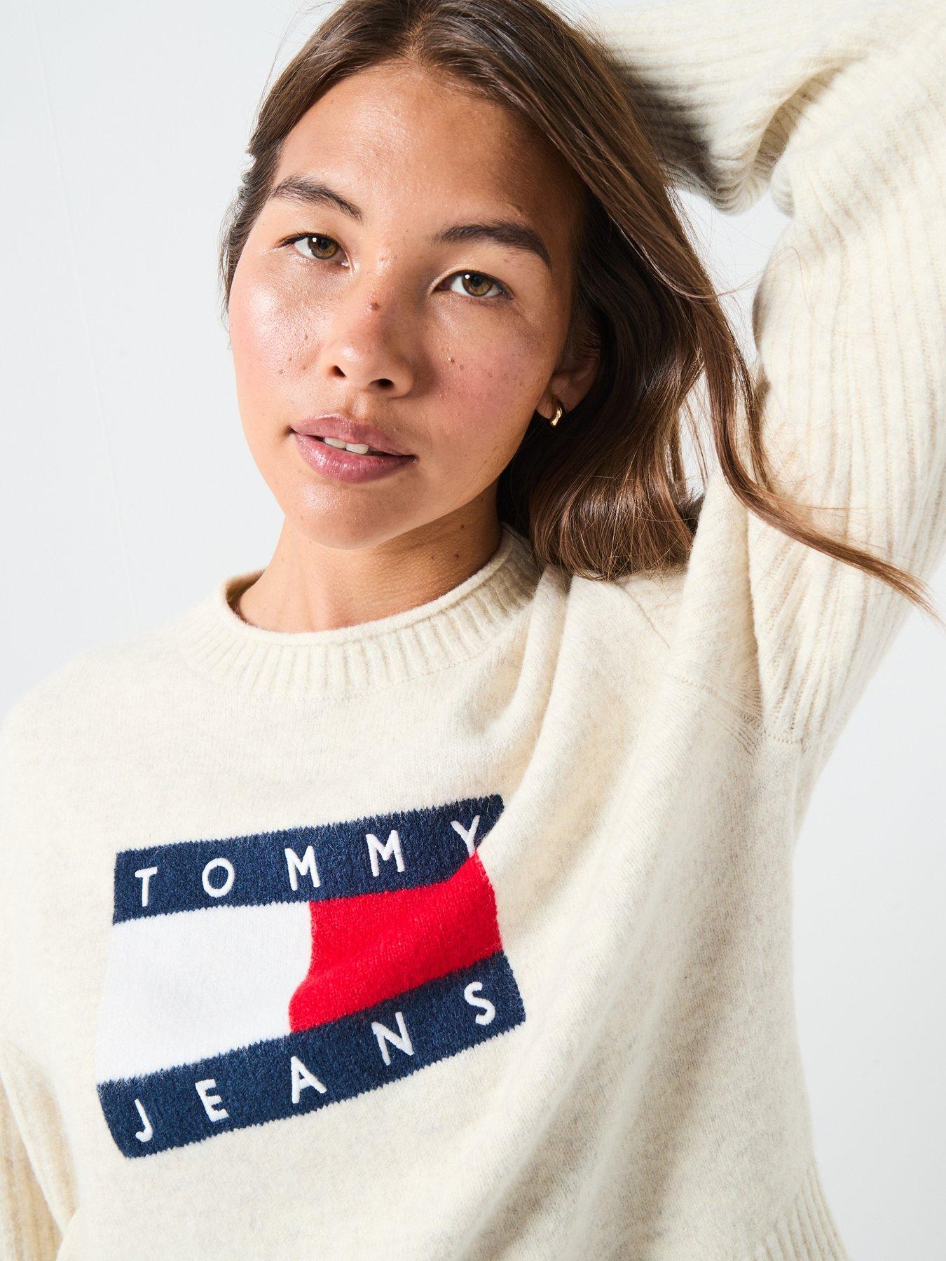 tommy-jeans-melange-flag-sweater-whiteoutfit