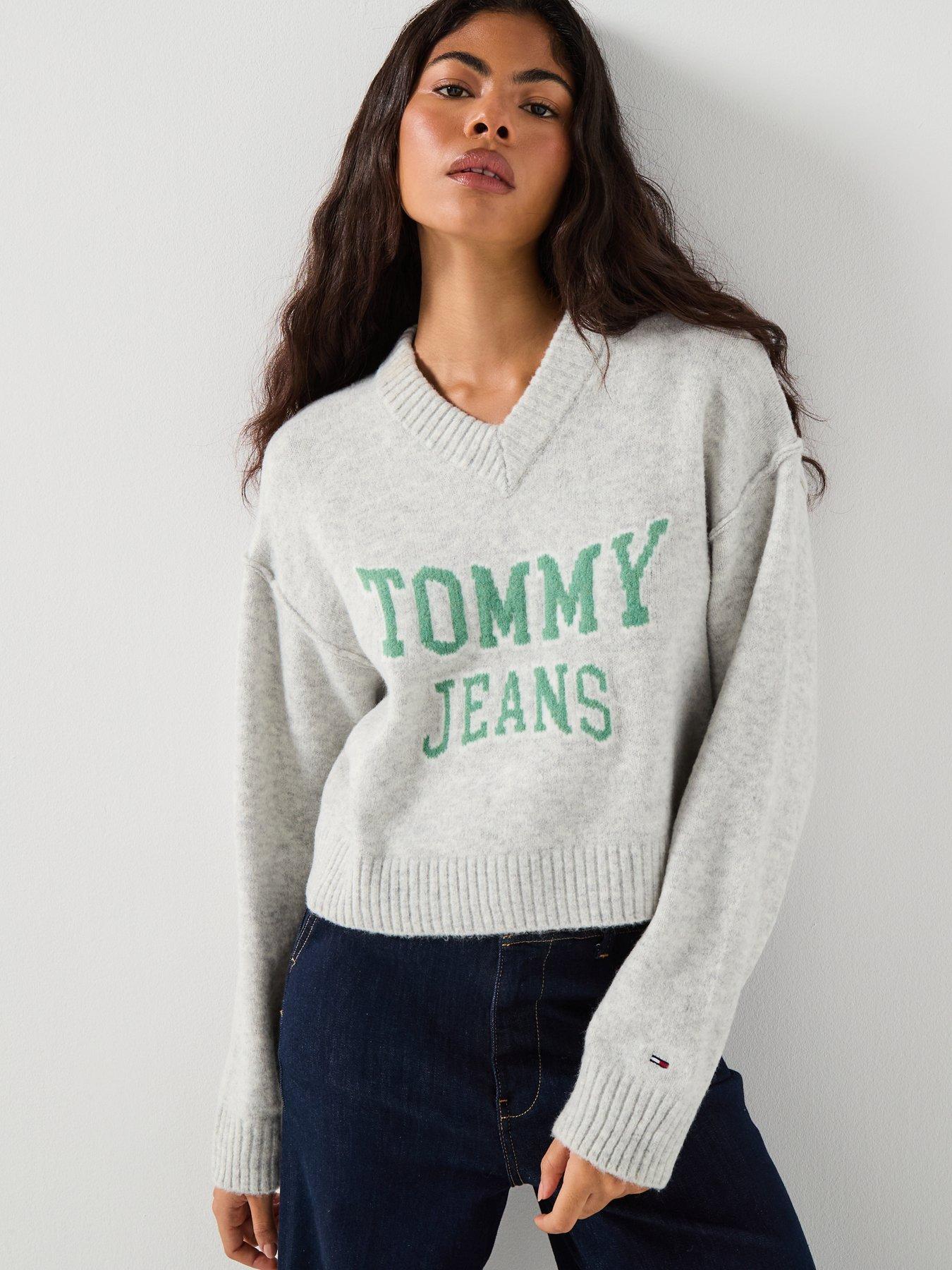 tommy-jeans-varsity-v-neck-sweater-greyoutfit