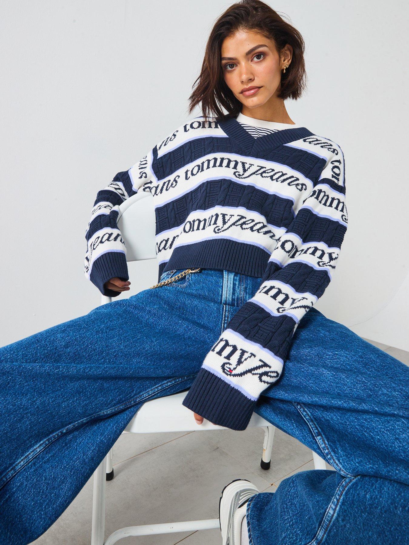 tommy-jeans-striped-logo-sweater-blueoutfit
