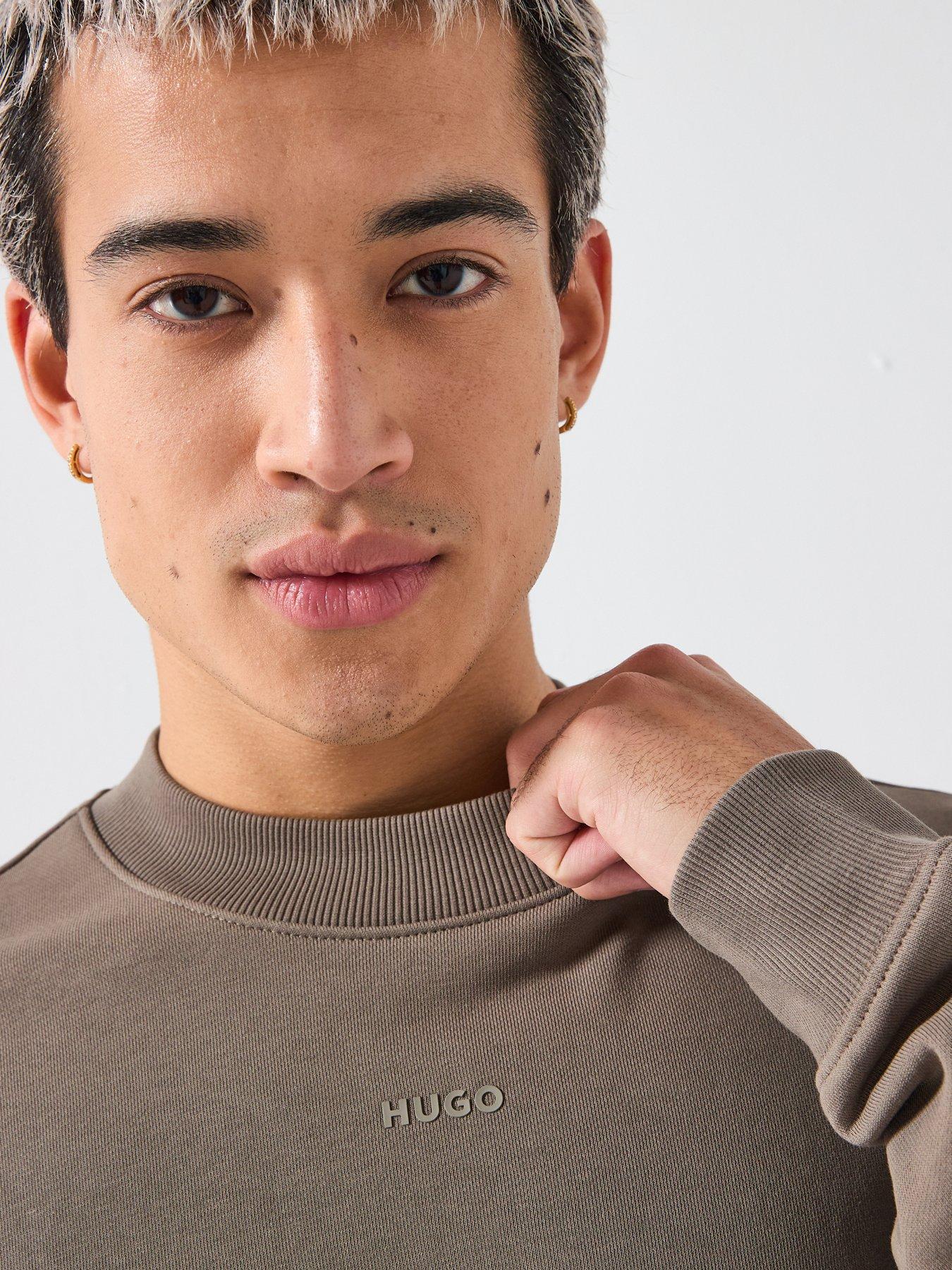 hugo-dapocrew-centre-logo-relaxed-fit-crew-sweatshirt-greyoutfit