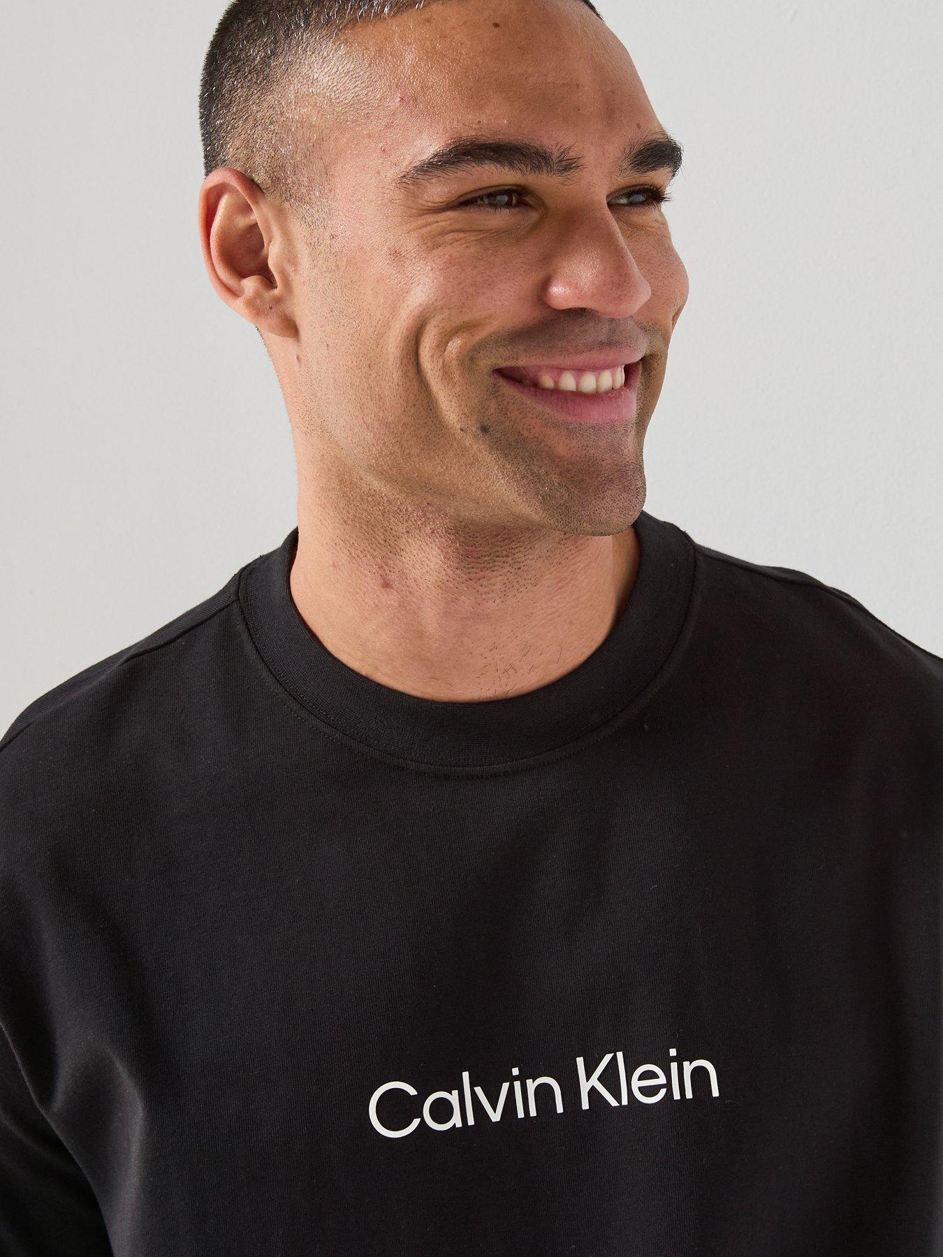 calvin-klein-relaxed-fit-linear-logo-t-shirt-blackoutfit