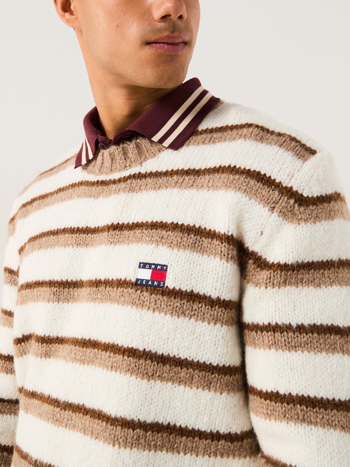 tommy-jeans-regular-stripe-badge-knitted-jumper-beigeoutfit
