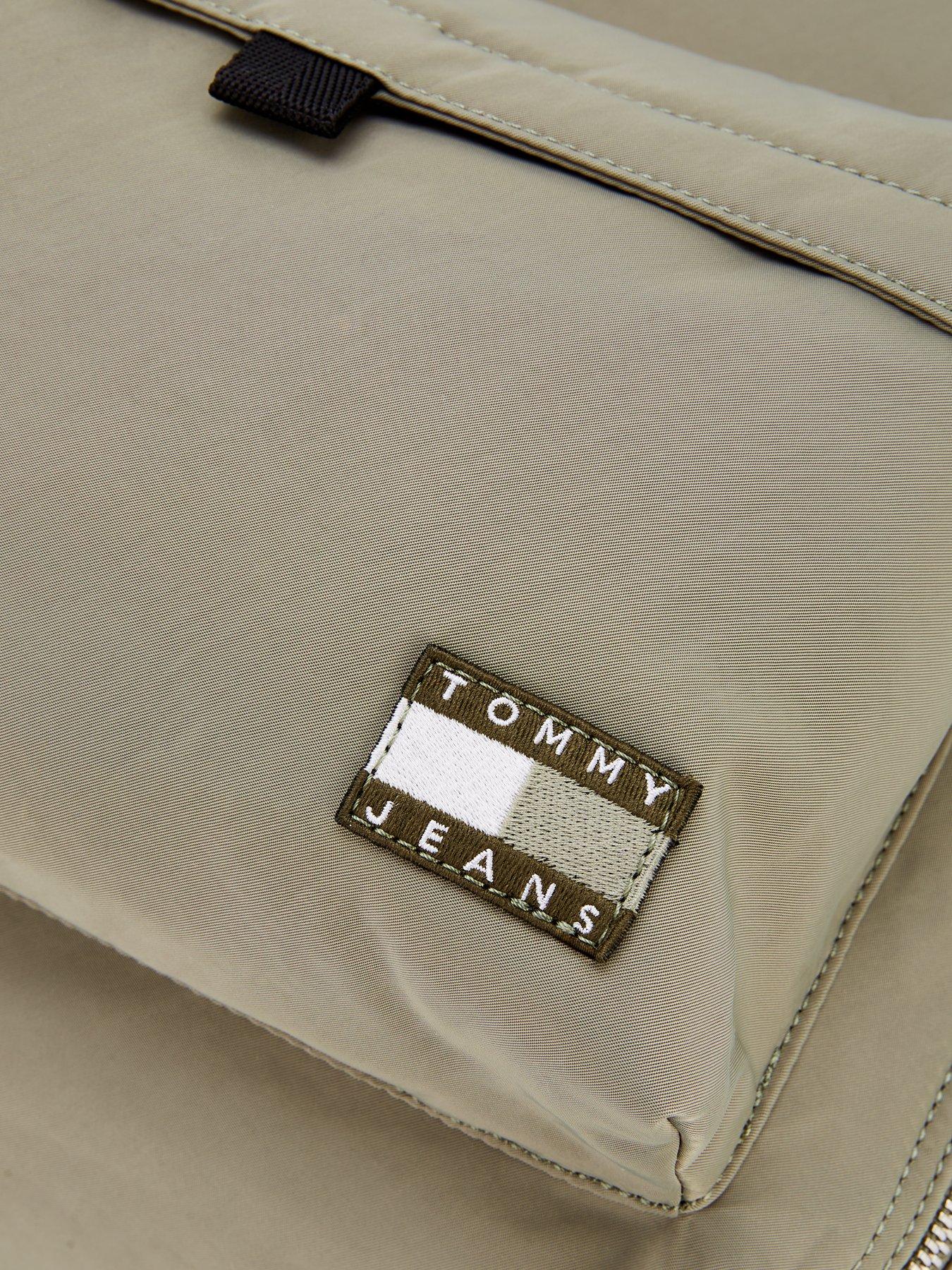 tommy-jeans-daily-tech-backpack-khakioutfit