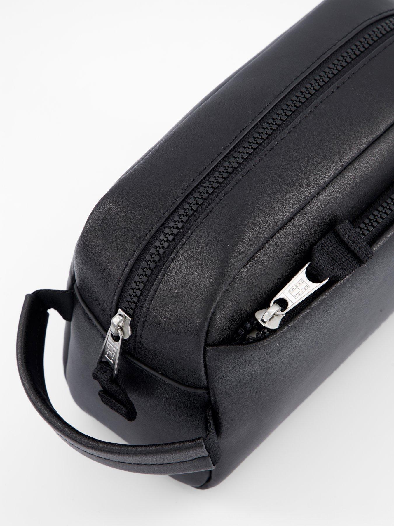 tommy-jeans-tjm-linear-leather-washbag-blackoutfit