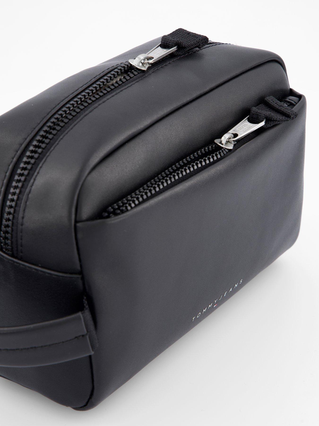 tommy-jeans-tjm-linear-leather-washbag-blackdetail