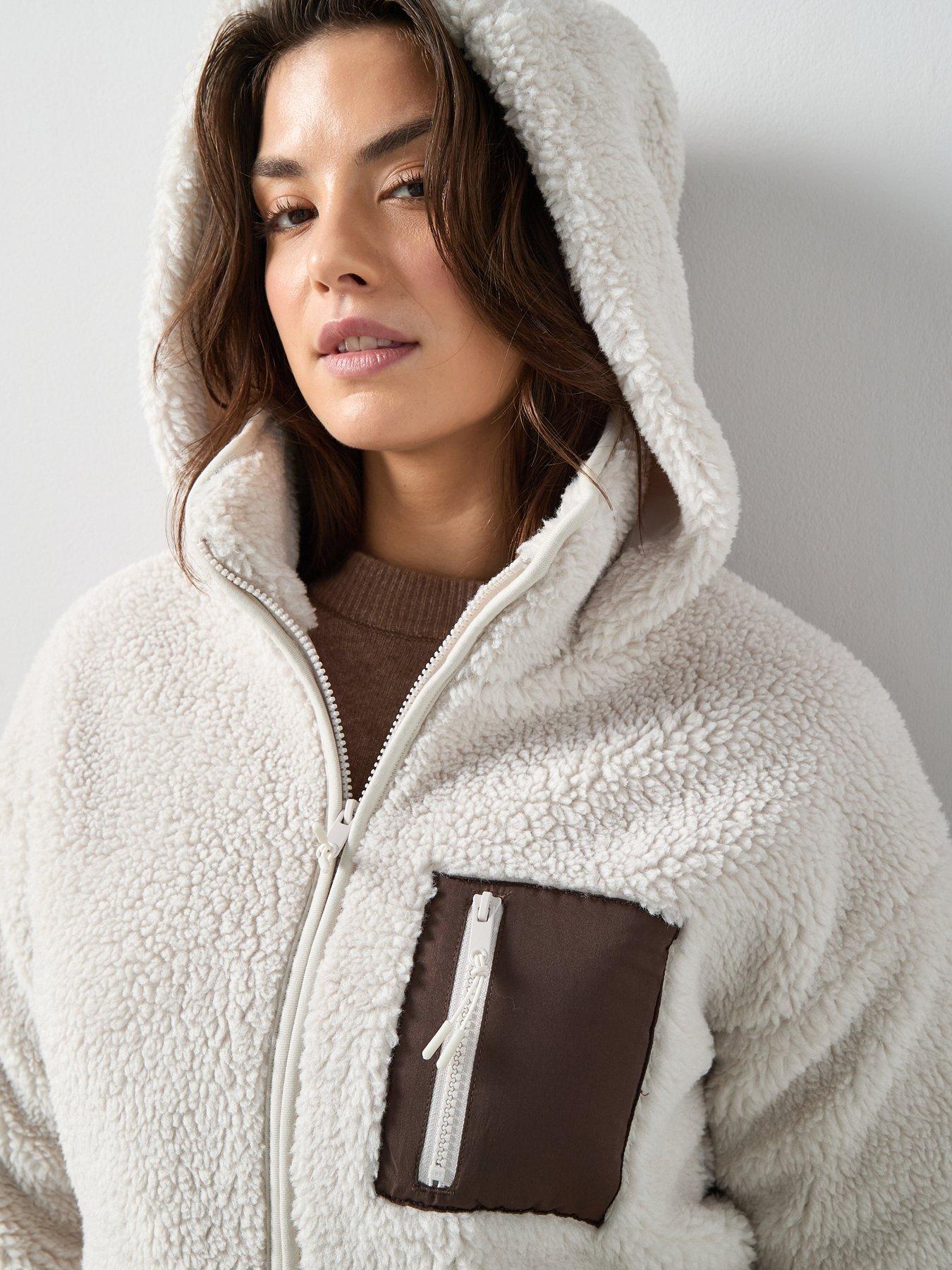 the-very-collection-curve-contrast-fleece-jacket-beigeoutfit