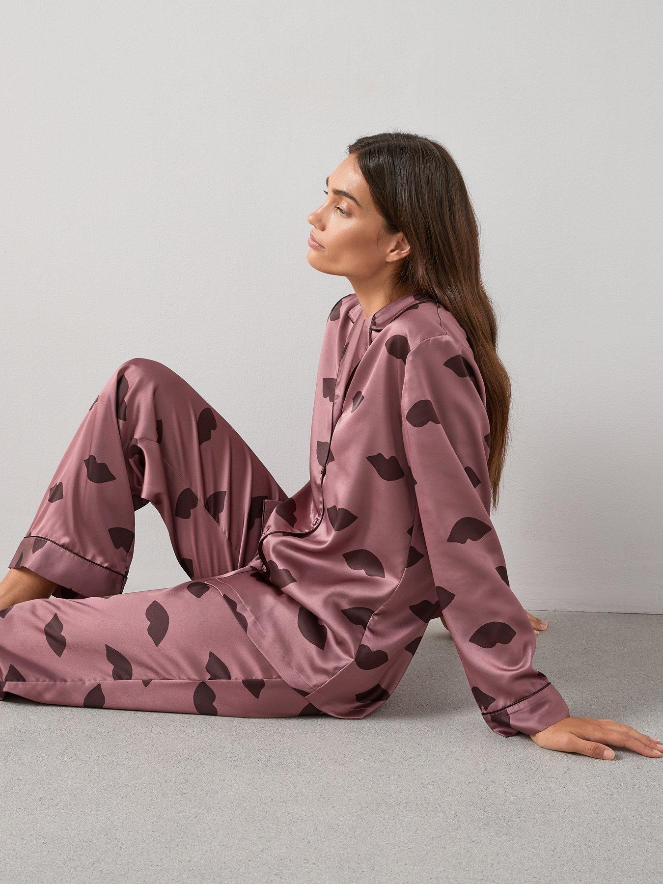 the-very-collection-lip-print-satin-revere-pyjama-set-pinkfront