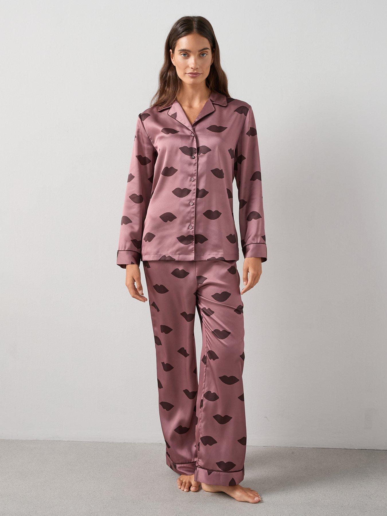 the-very-collection-lip-print-satin-revere-pyjama-set-pinkback