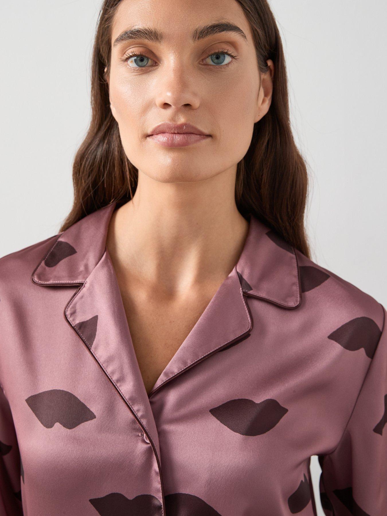 the-very-collection-lip-print-satin-revere-pyjama-set-pinkoutfit