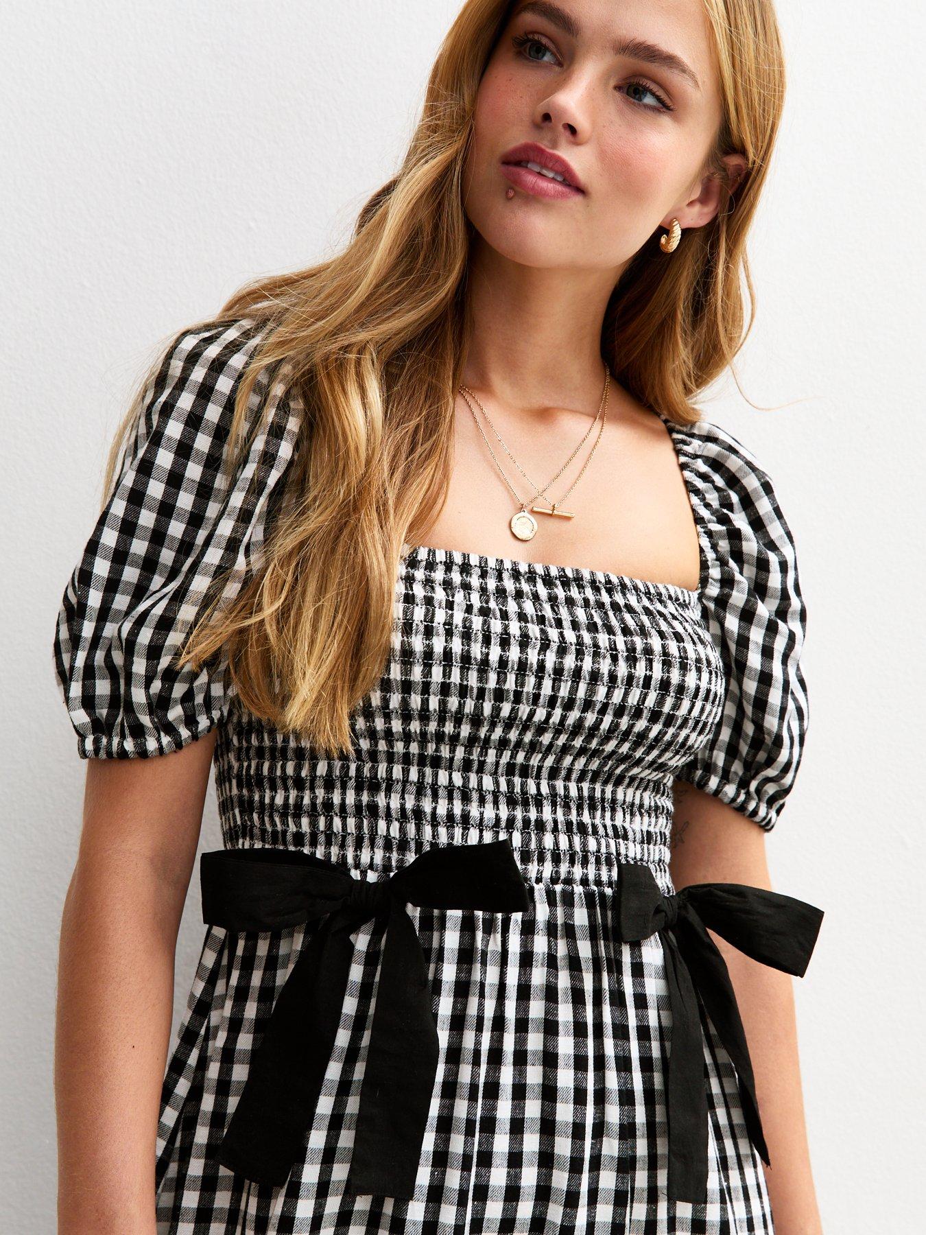 Image 4 of 4 of New Look Gingham Shirred Bow Front Midi Dress&nbsp;- Black