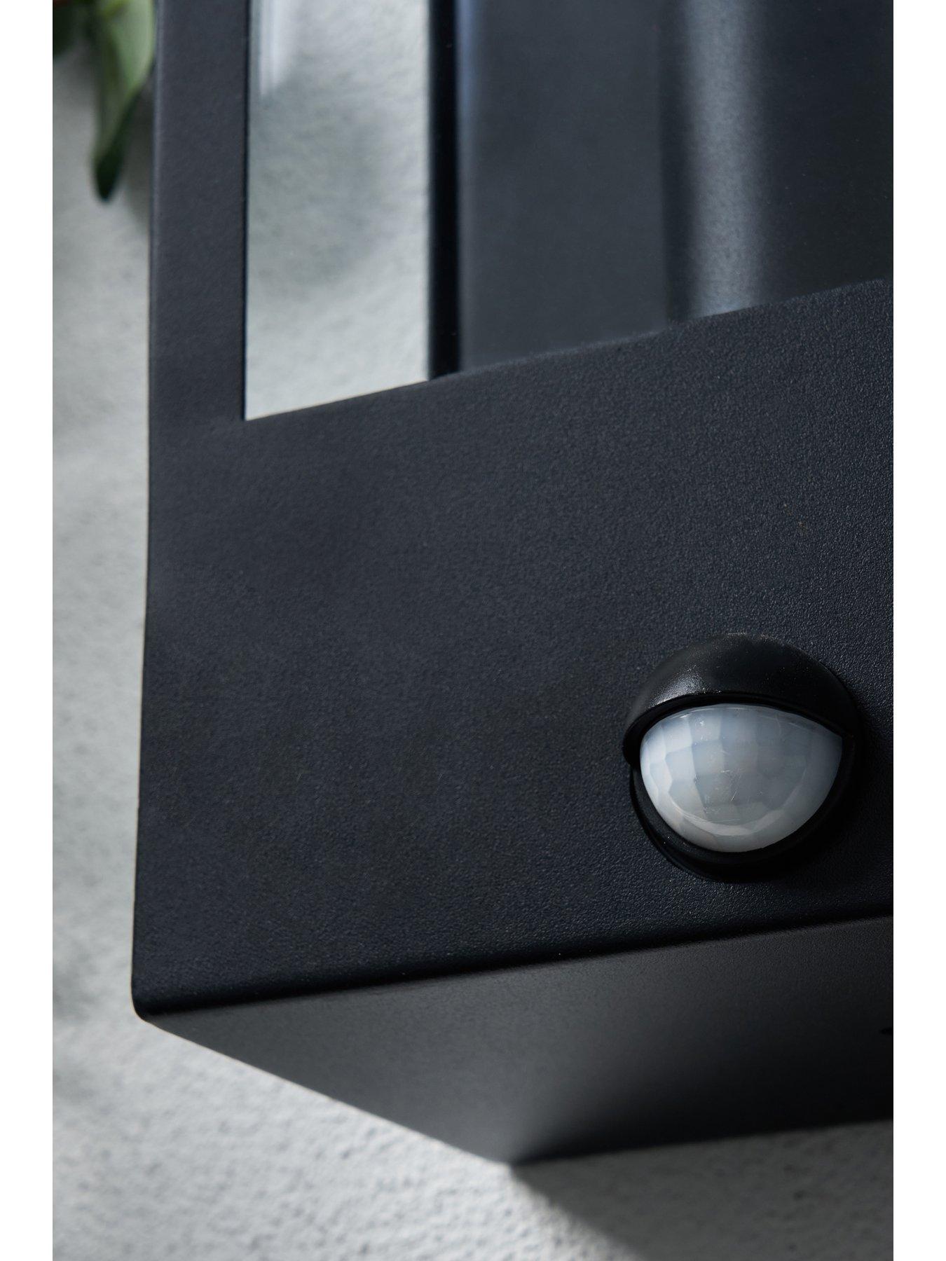 zinc-minerva-wall-lantern-with-piroutfit