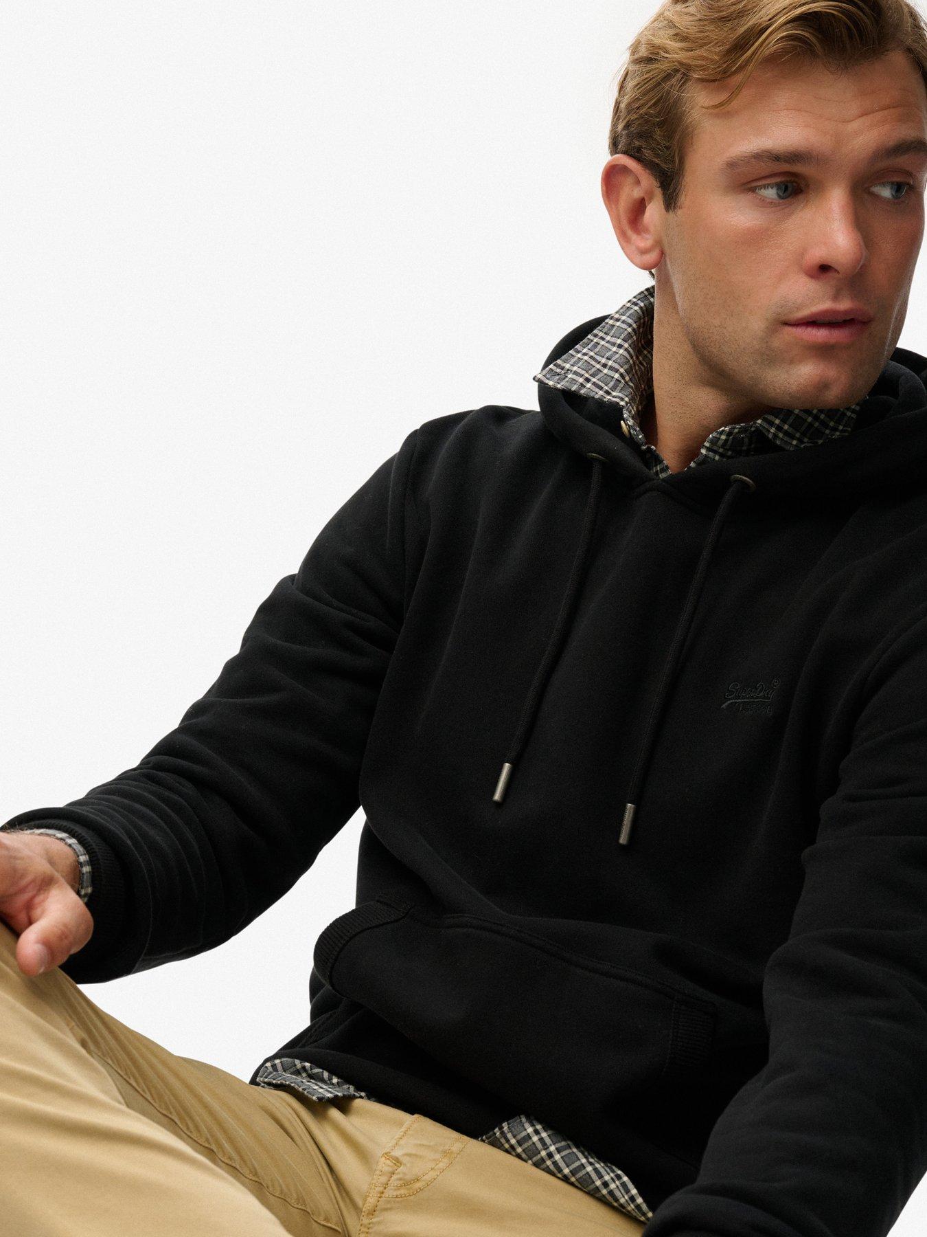 superdry-essential-logo-hoodie-blackoutfit