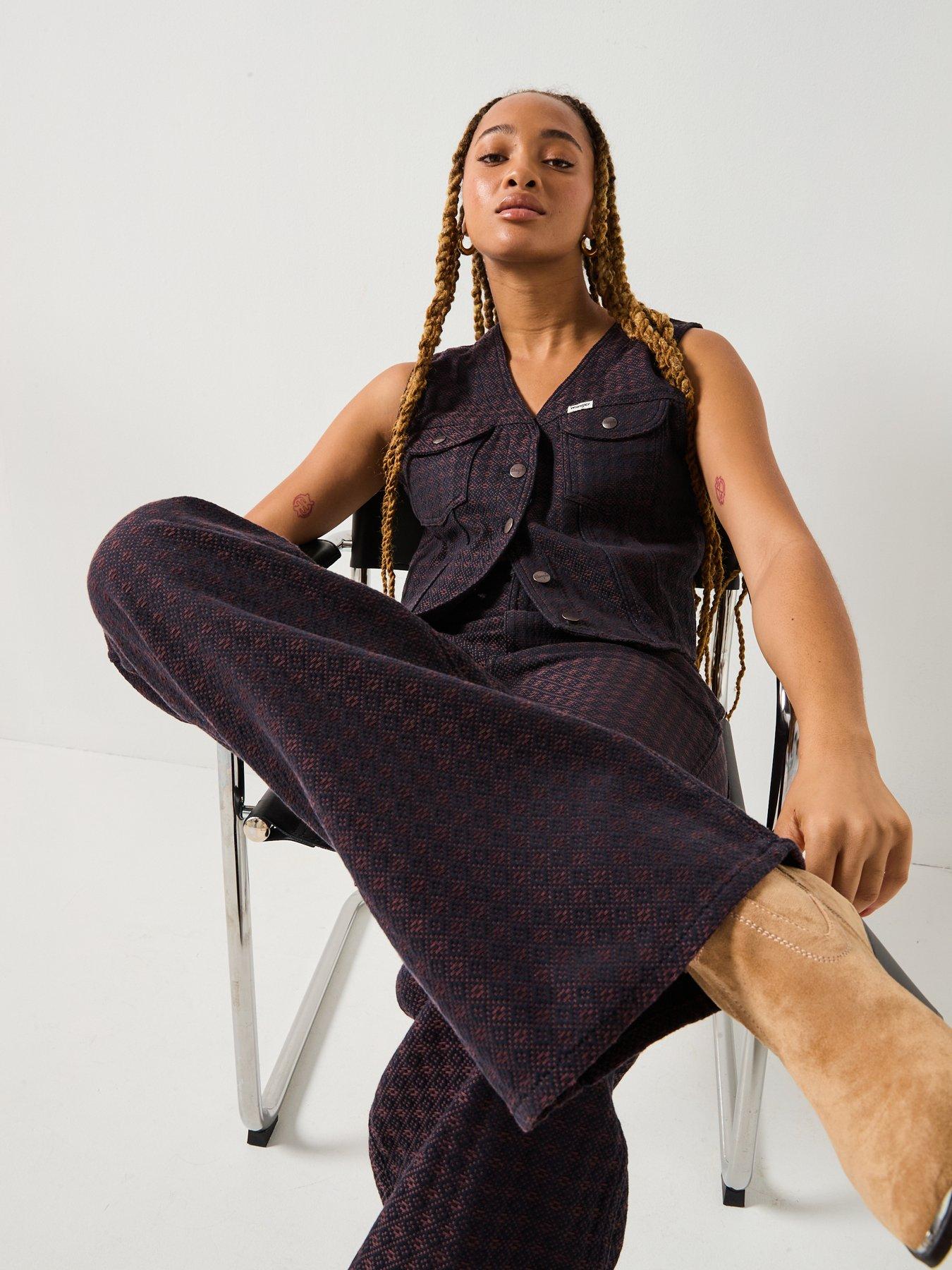 wrangler-70s-flare-jeans-mahogany-blackoutfit