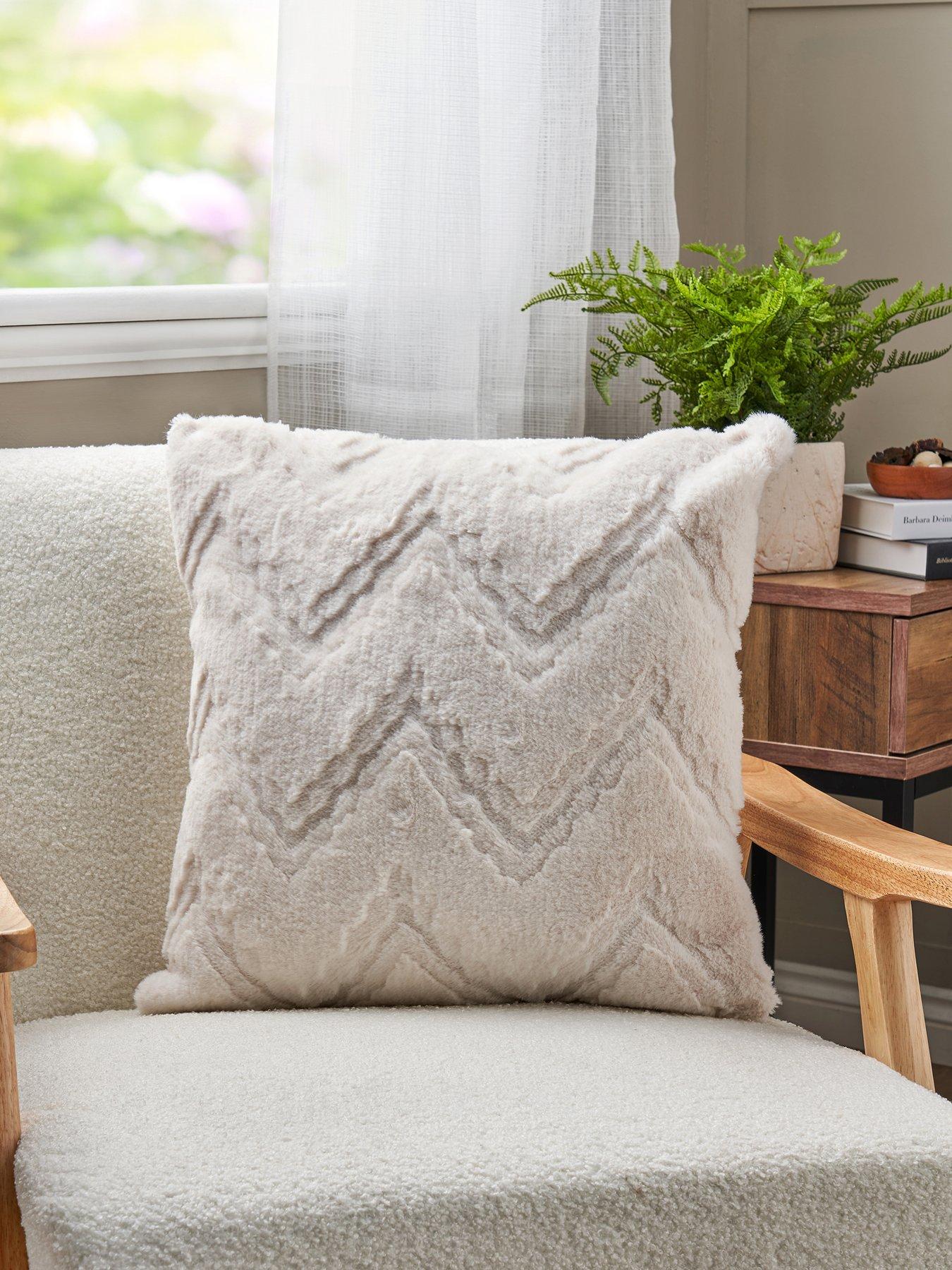 the-very-collection-chevron-faux-fur-cushion